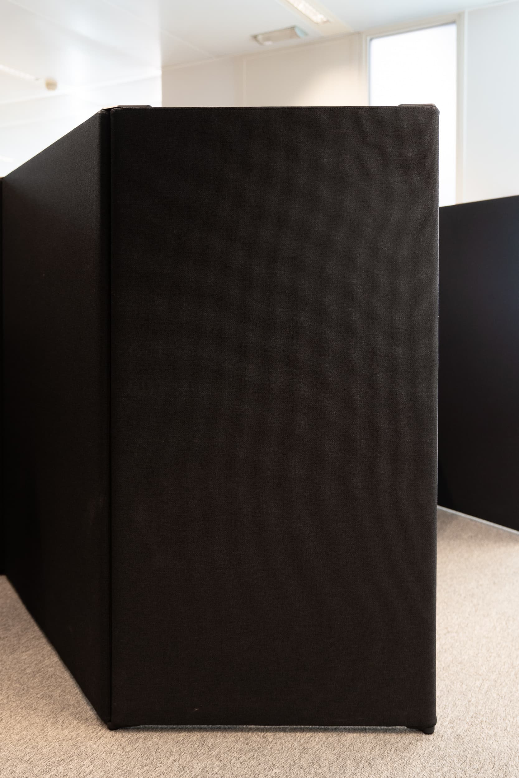 Modulable Desk Set : Dark Grey Wall partitions with integrated white desks-3