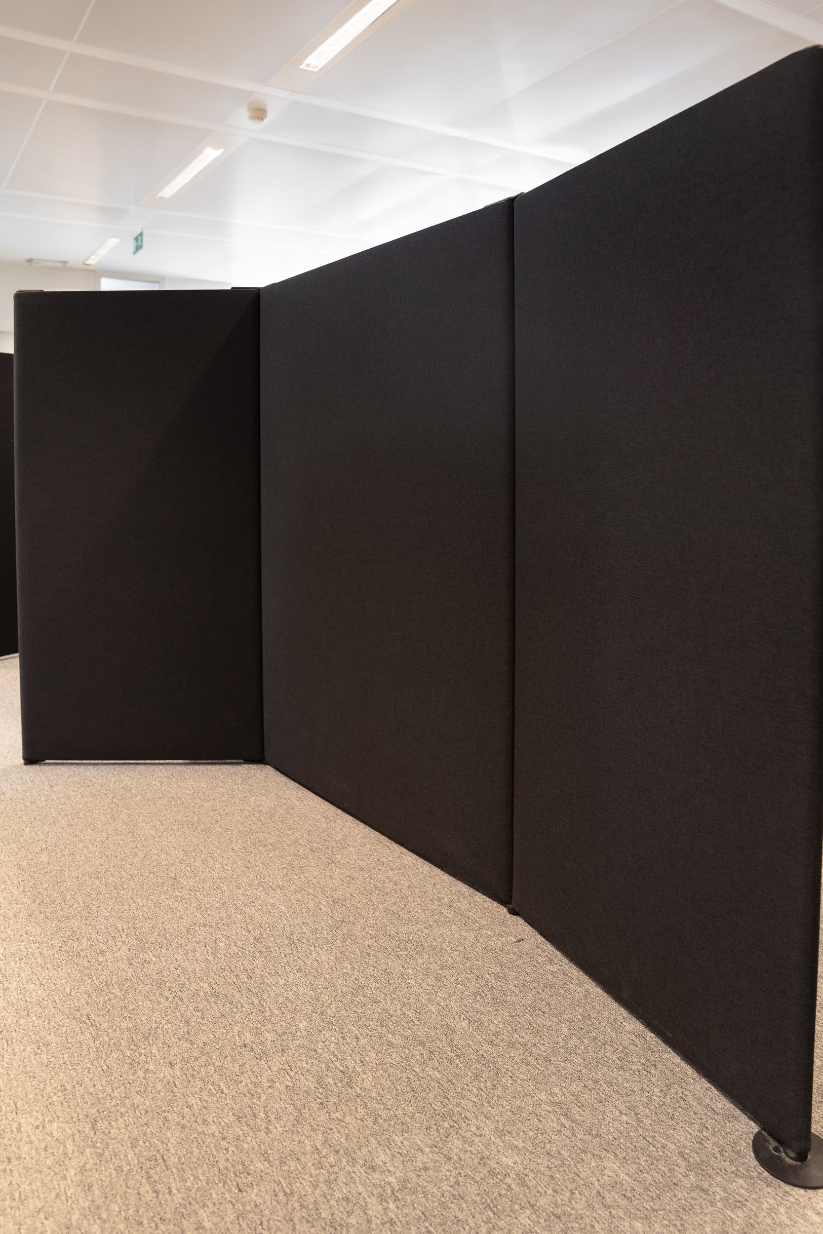 Modulable Desk Set : Dark Grey Wall partitions with integrated white desks-7