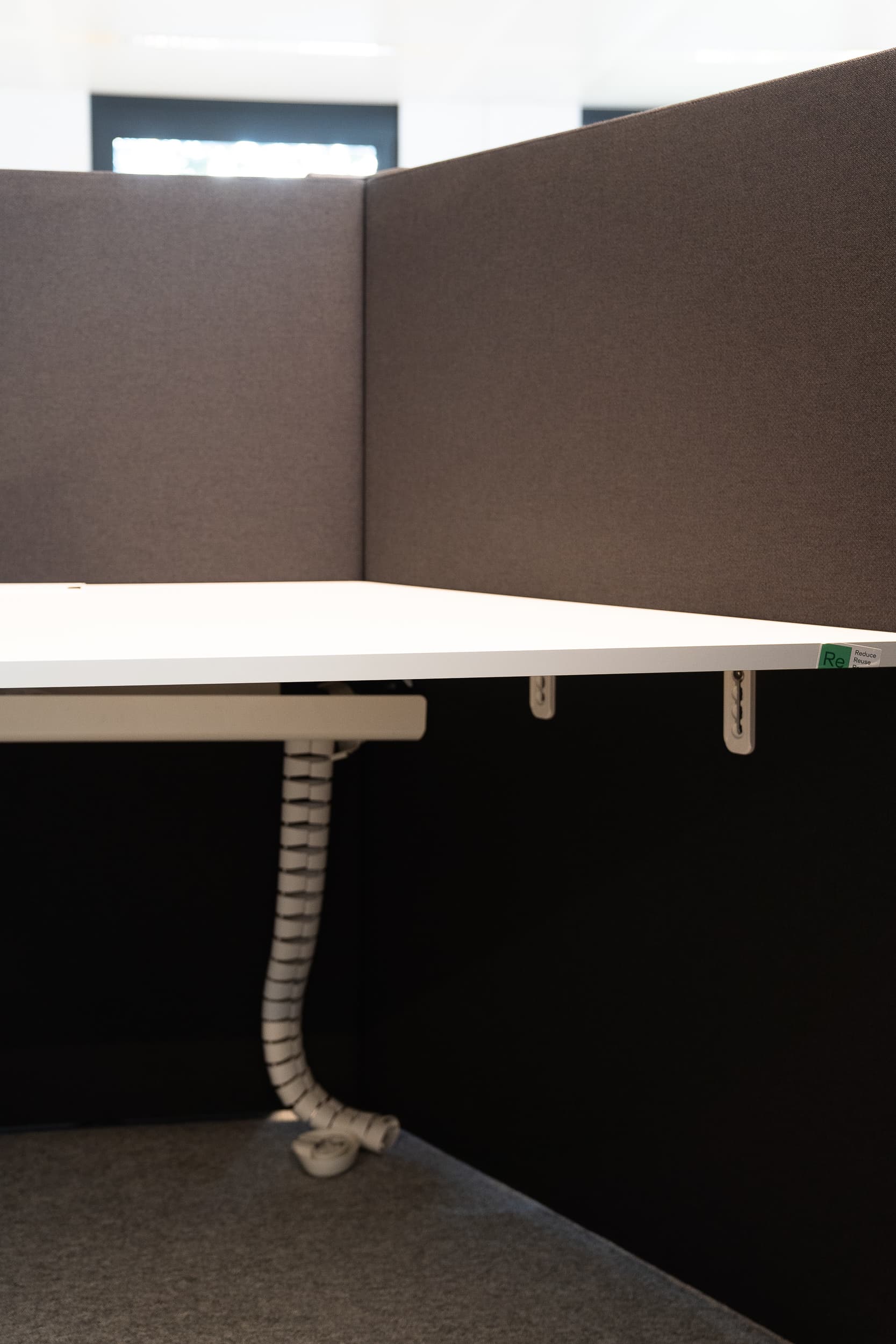 Modulable Desk Set : Dark Grey Wall partitions with integrated white desks-4