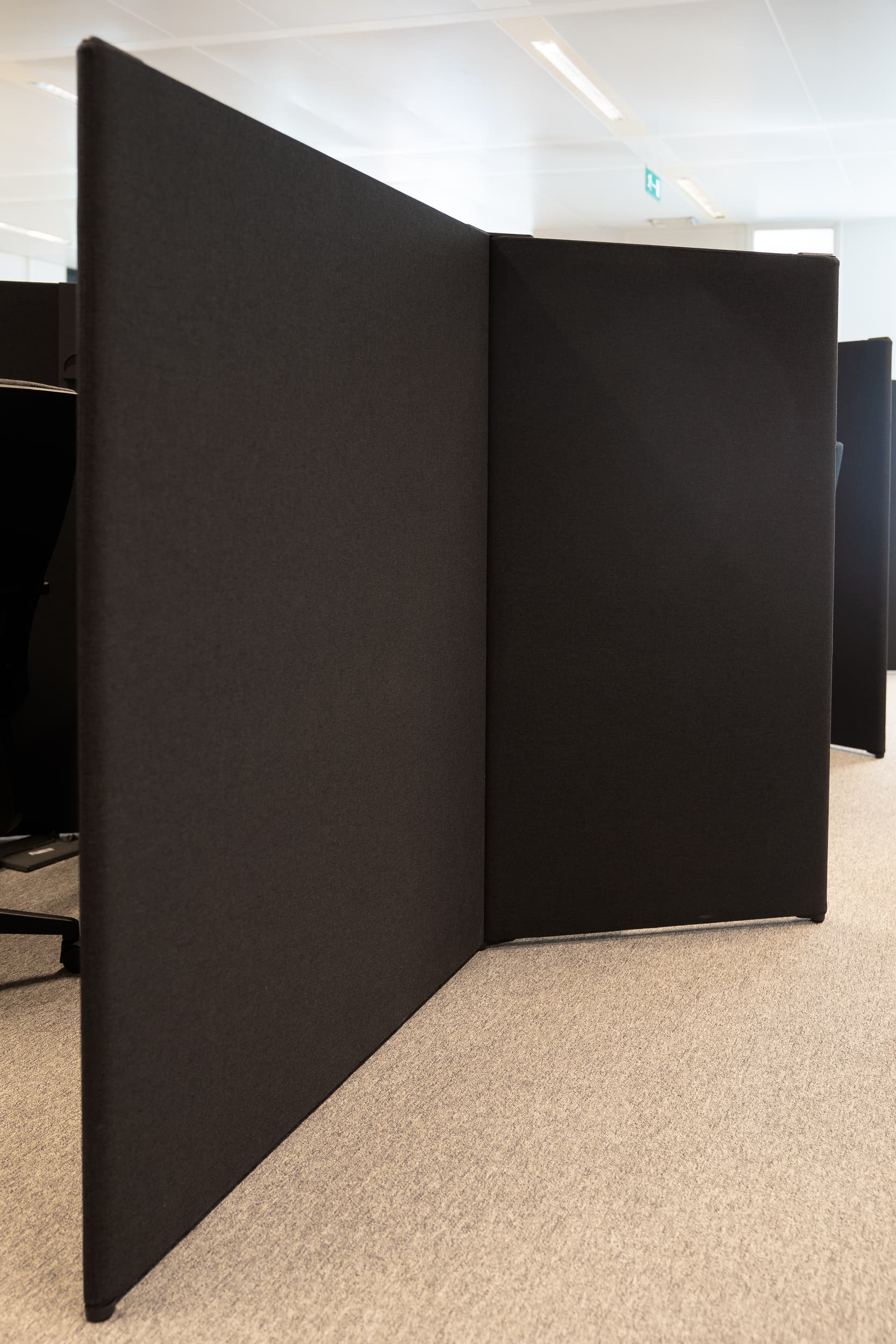 Modulable Desk Set : Dark Grey Wall partitions with integrated white desks-2