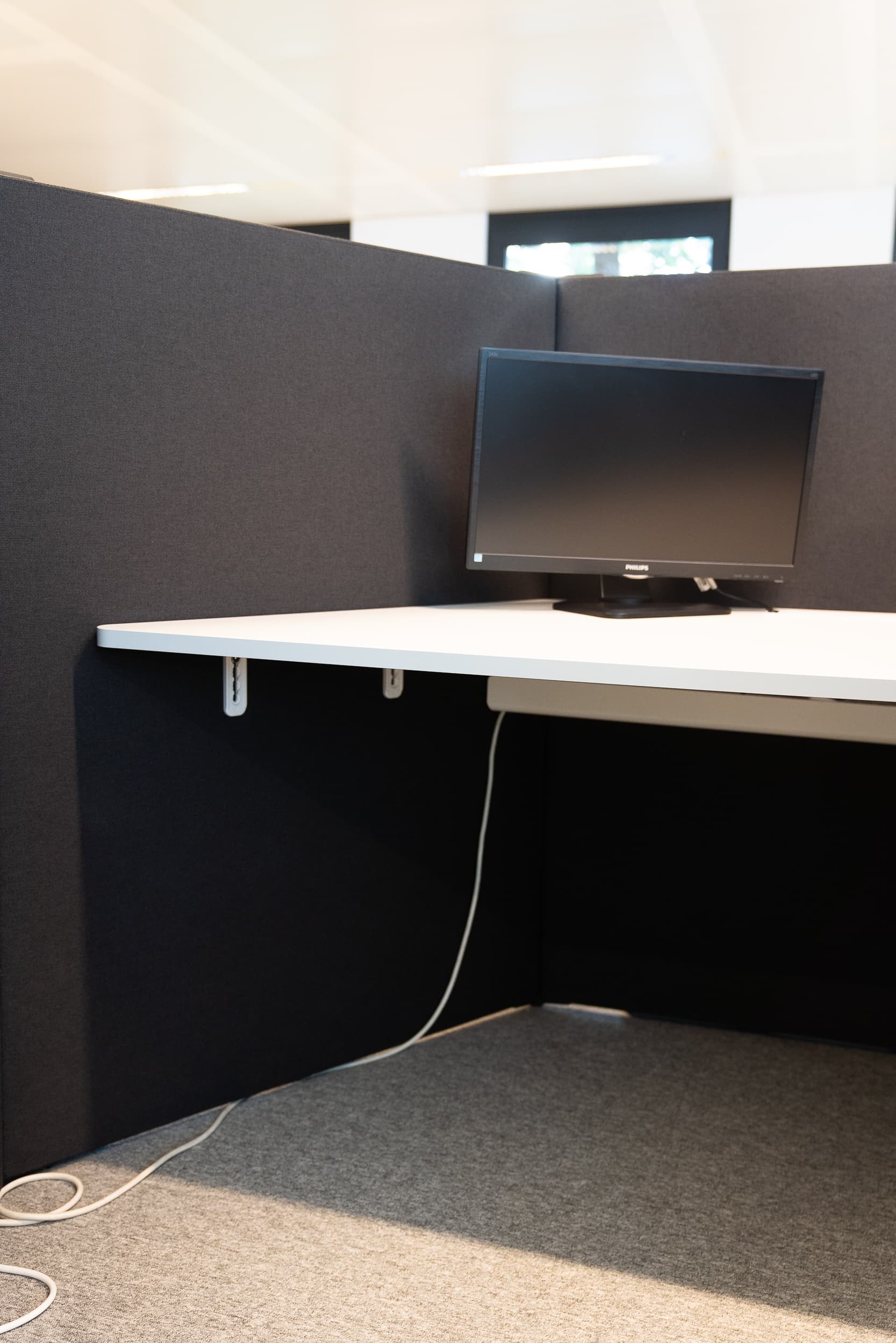 Modulable Desk Set : Dark Grey Wall partitions with integrated white desks-1