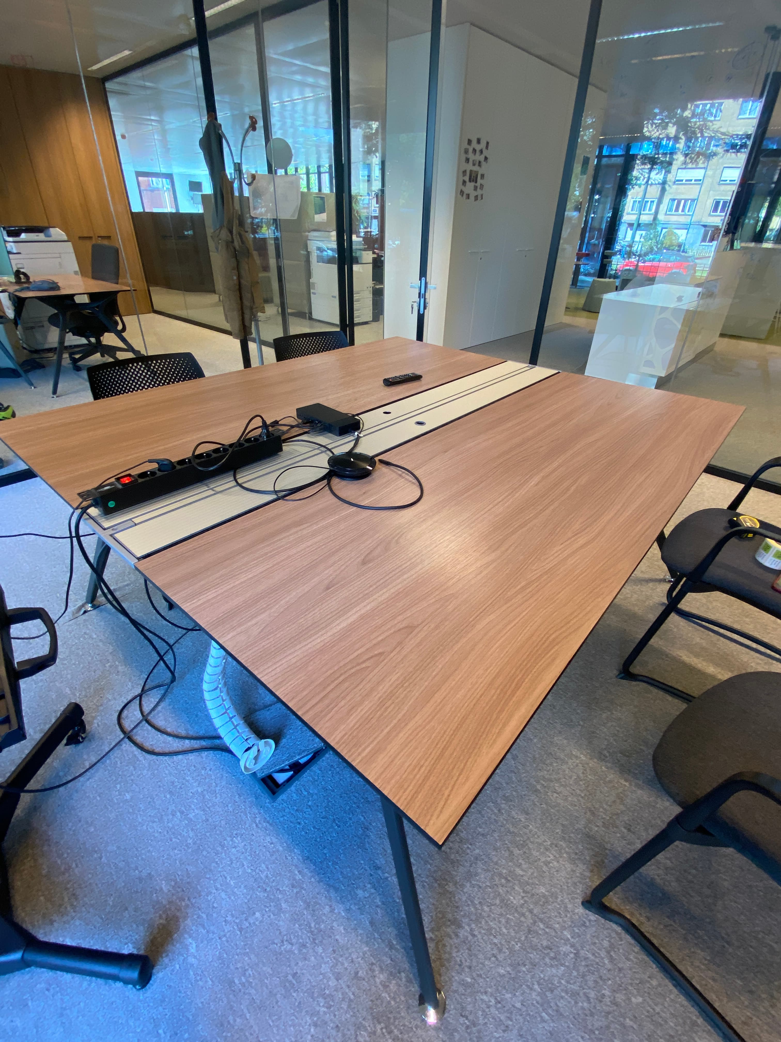 180 cm Wortelnotenhouten executive bureau met toegang boven en eigentijds ontwerp