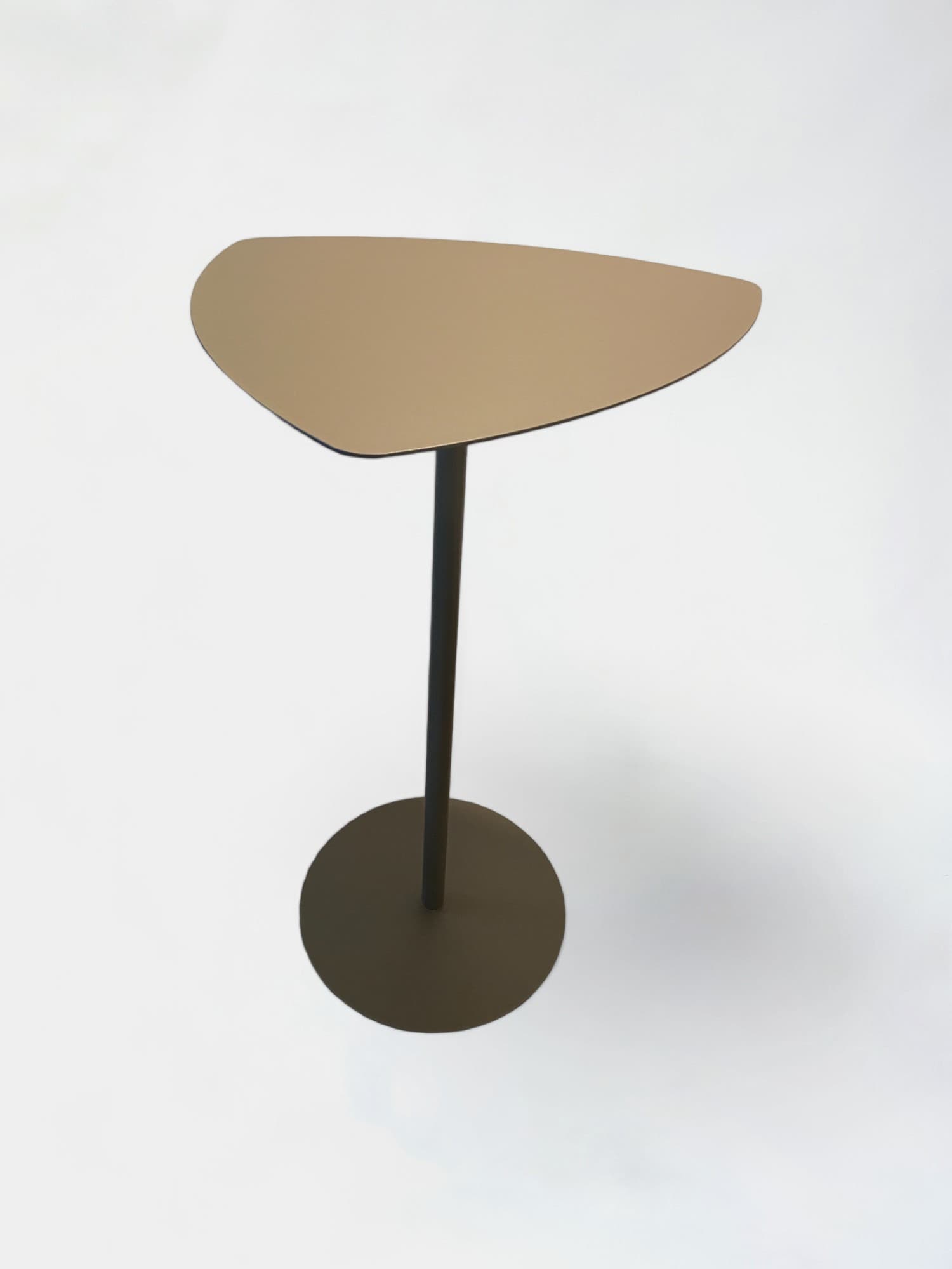 Bruin antraciet metalen hoge tafel met minimalistisch ontwerp