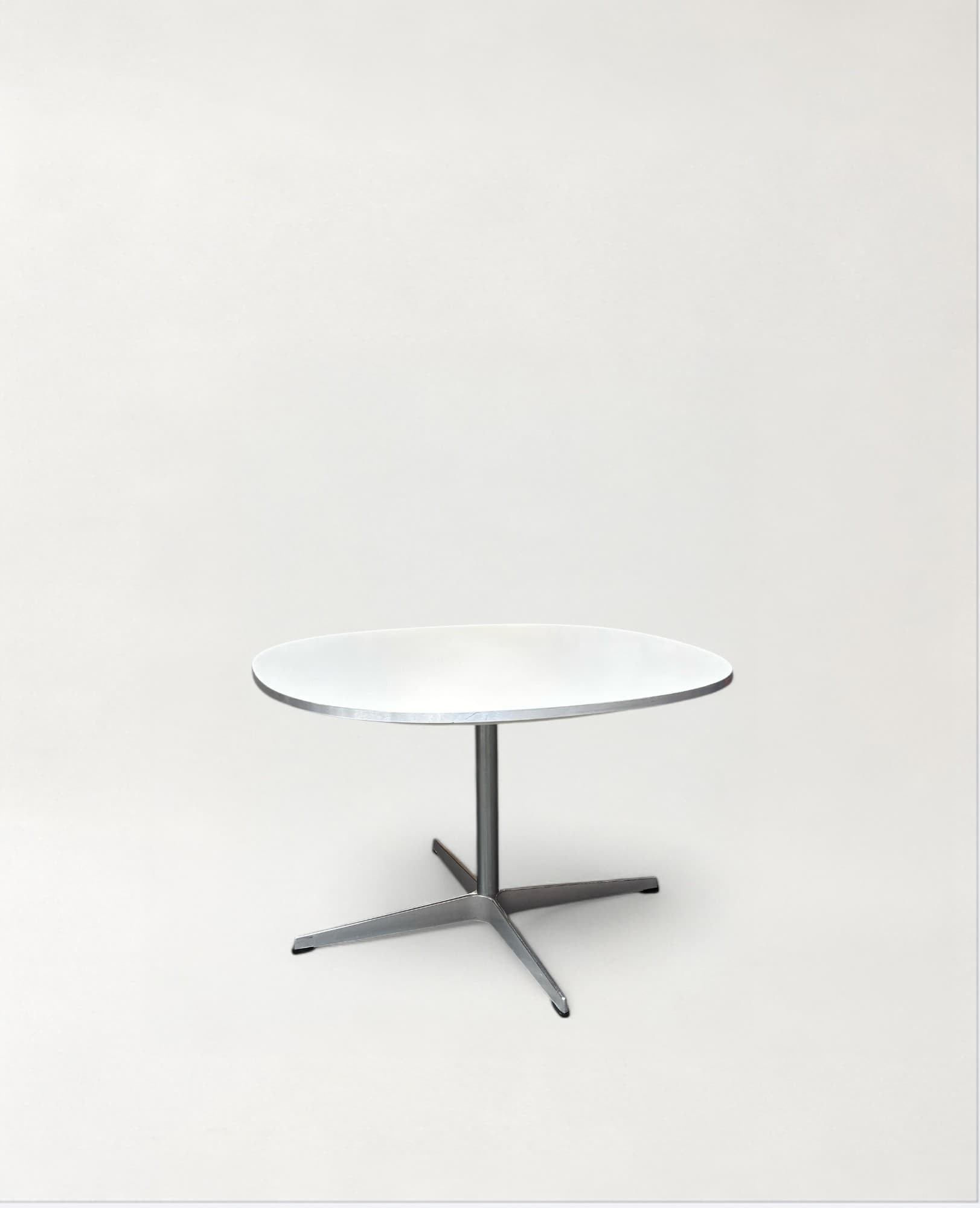 Fritz Hansen round table designed by Arne Jacobsen, 1968-0