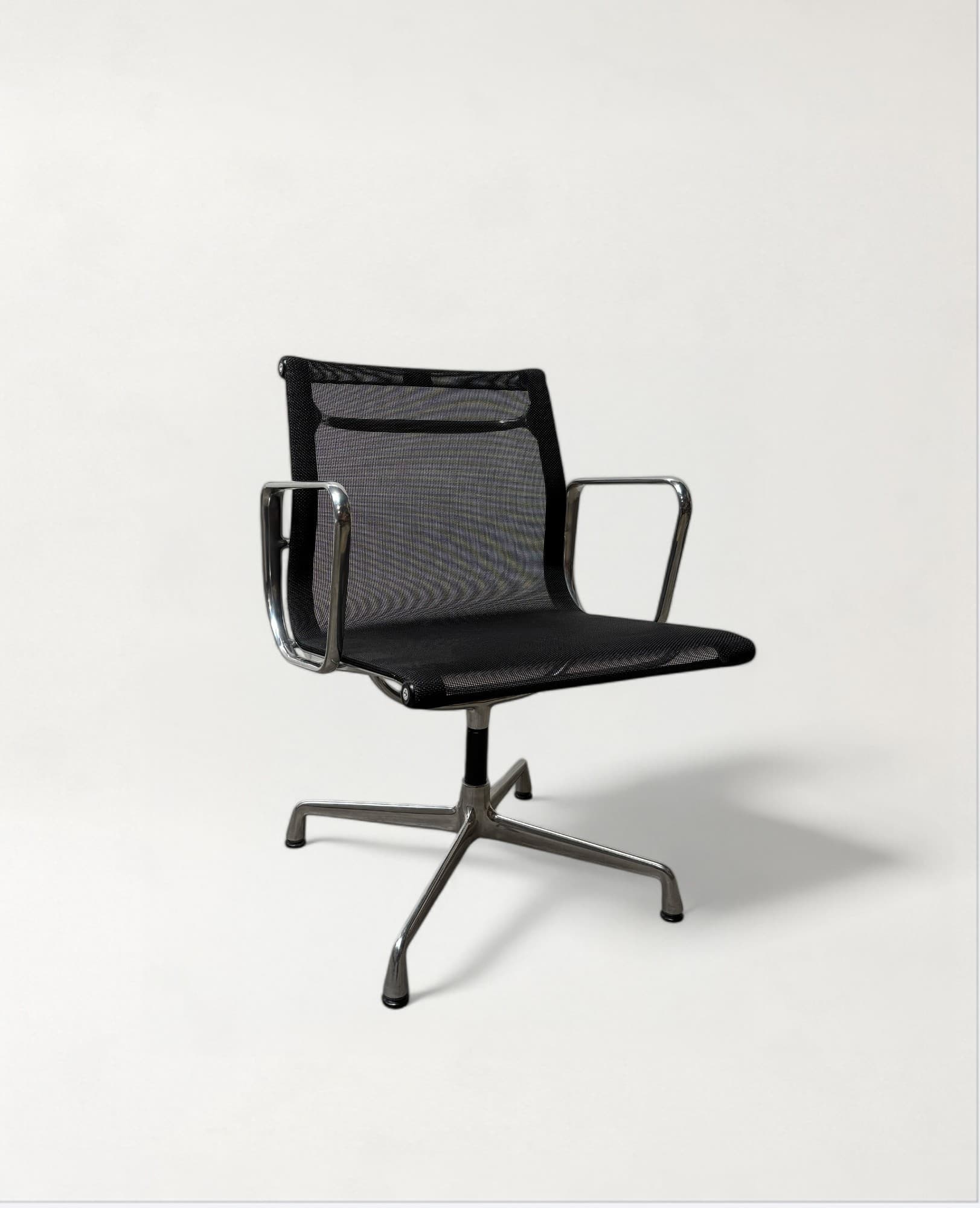 Vitra Eames Aluminium Chair EA 108-0