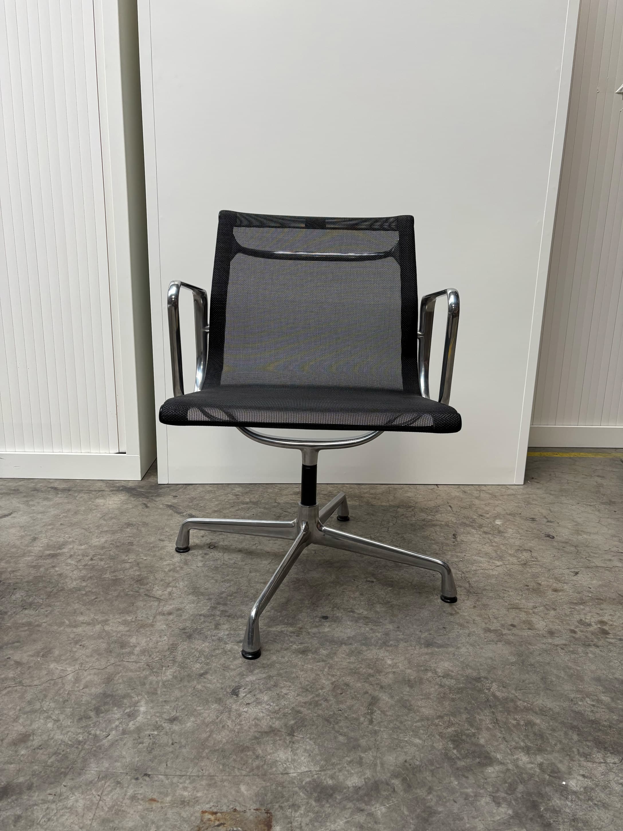 Vitra Eames Aluminium Chair EA 108-0