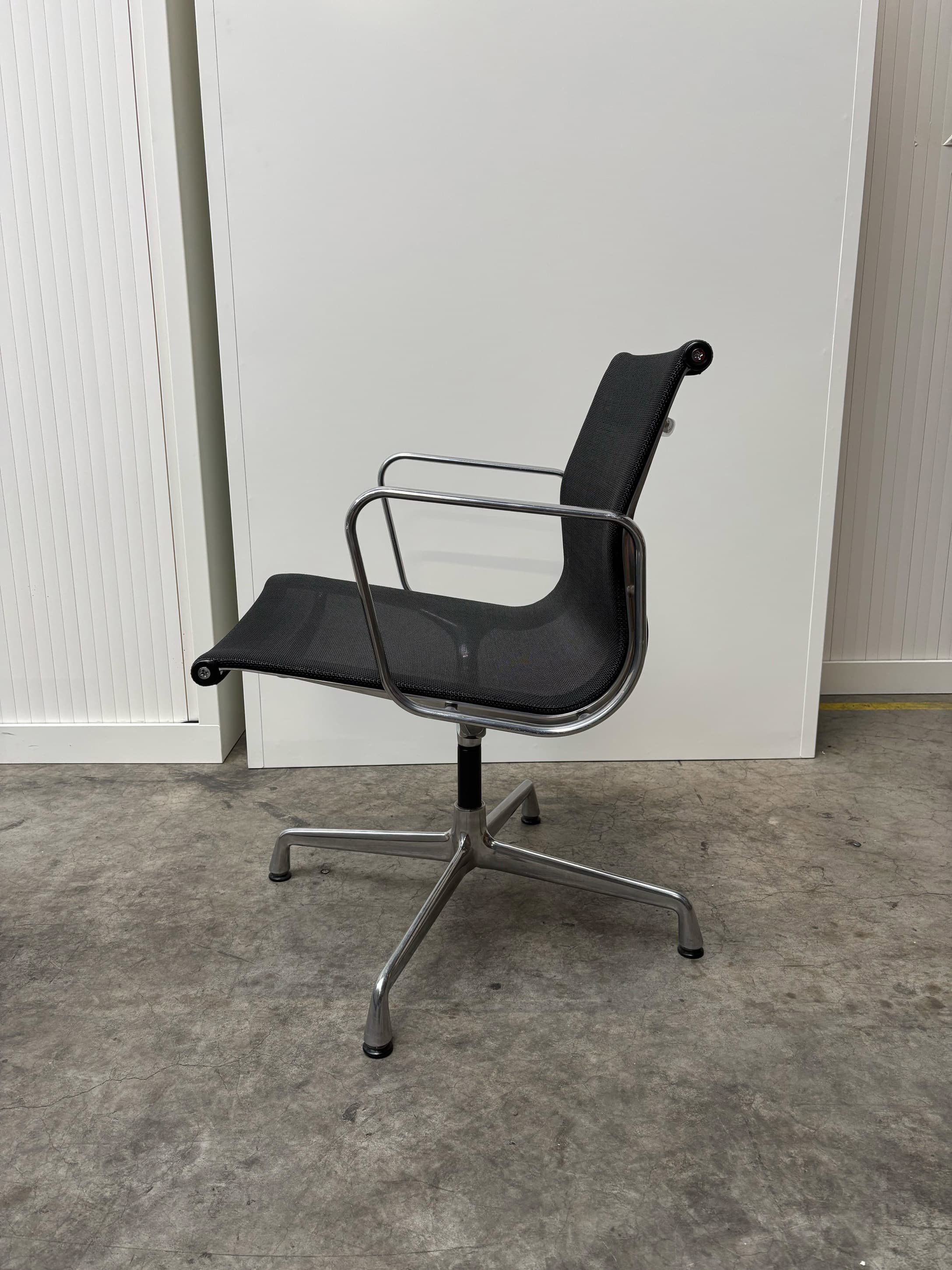 Vitra Eames Aluminium Chair EA 108-4