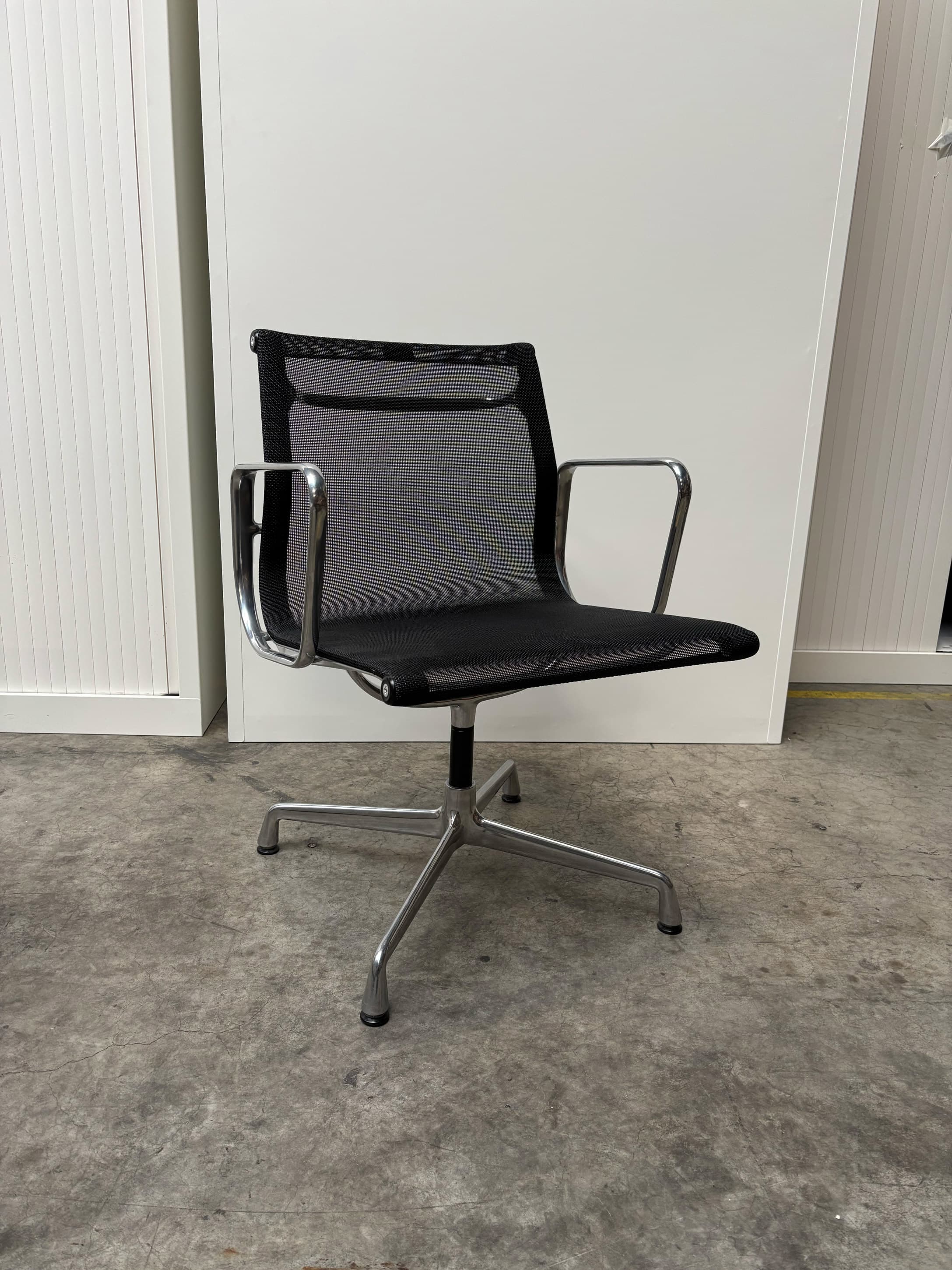 Vitra Eames Aluminium Chair EA 108-1