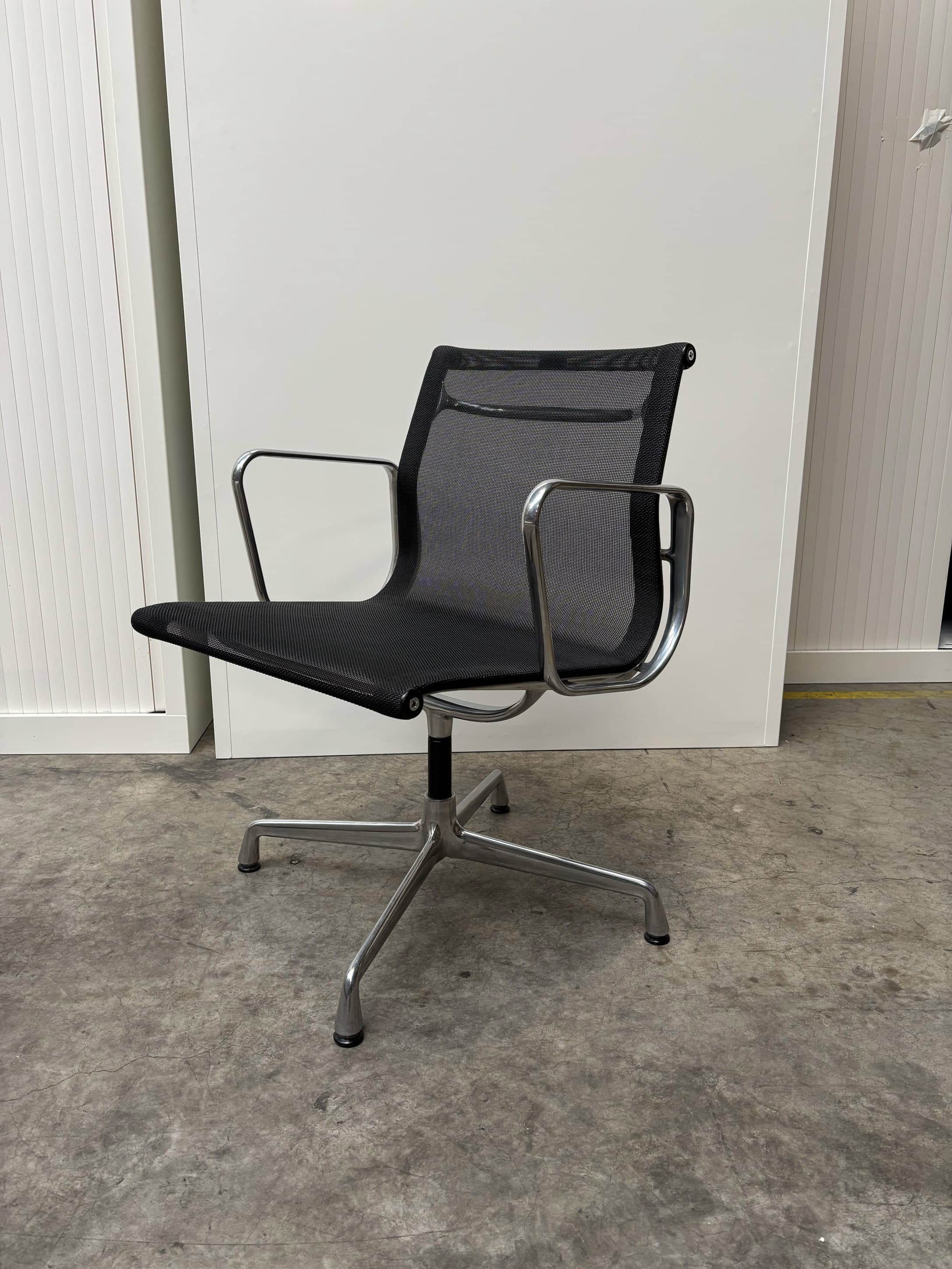 Vitra Eames Aluminium Chair EA 108-2