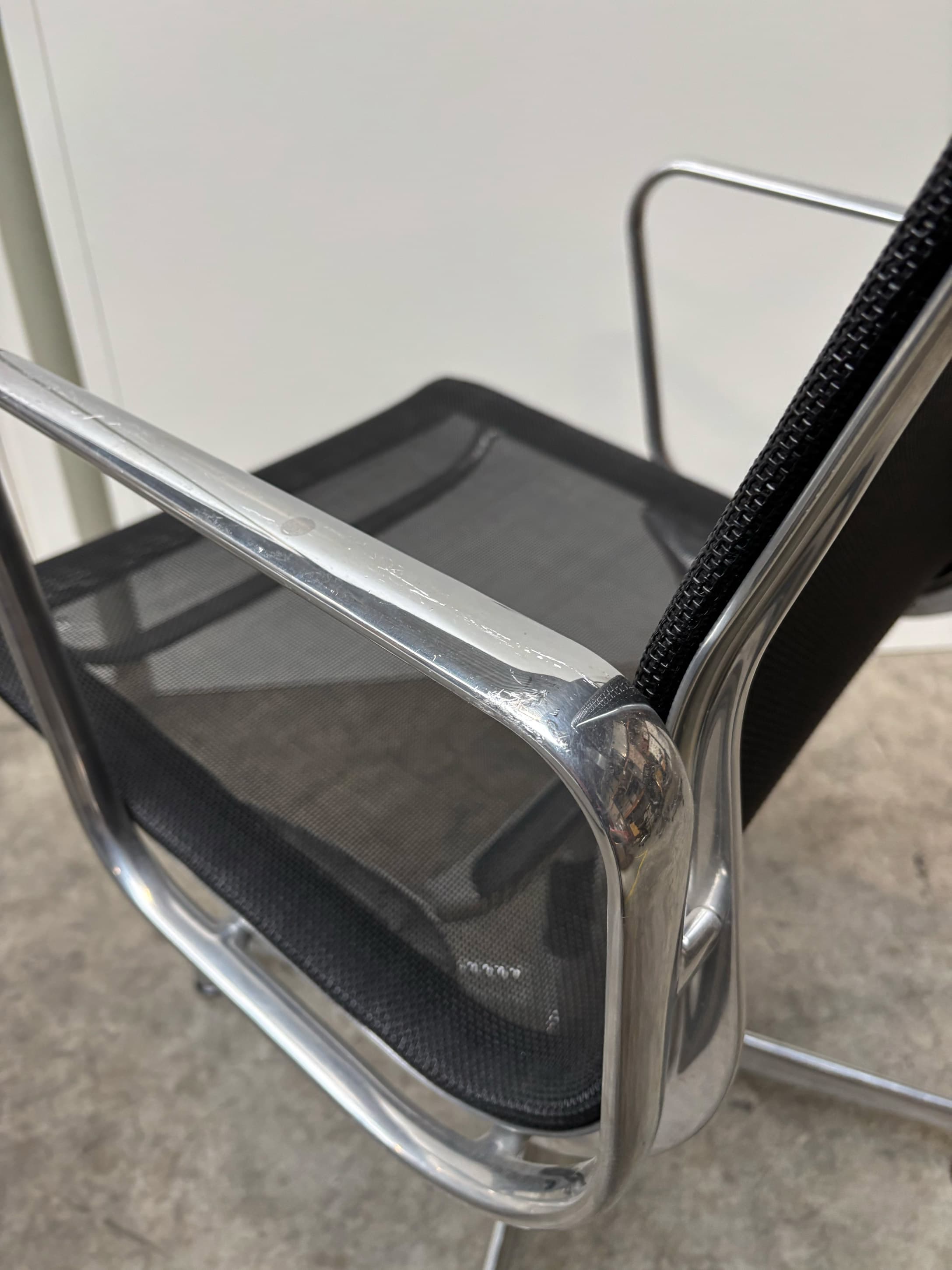 Vitra Eames Aluminium Chair EA 108-5