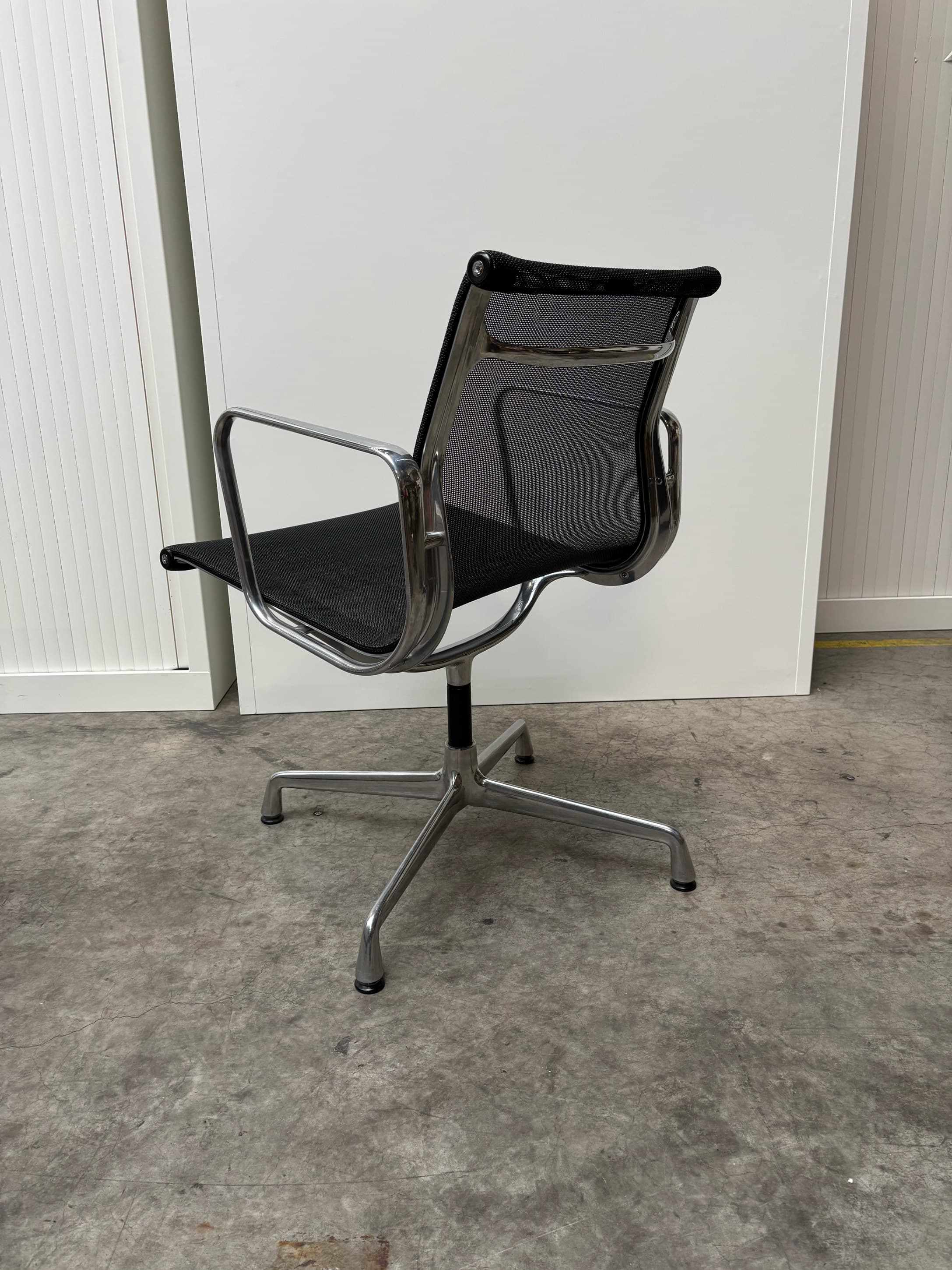 Vitra Eames Aluminium Chair EA 108-3