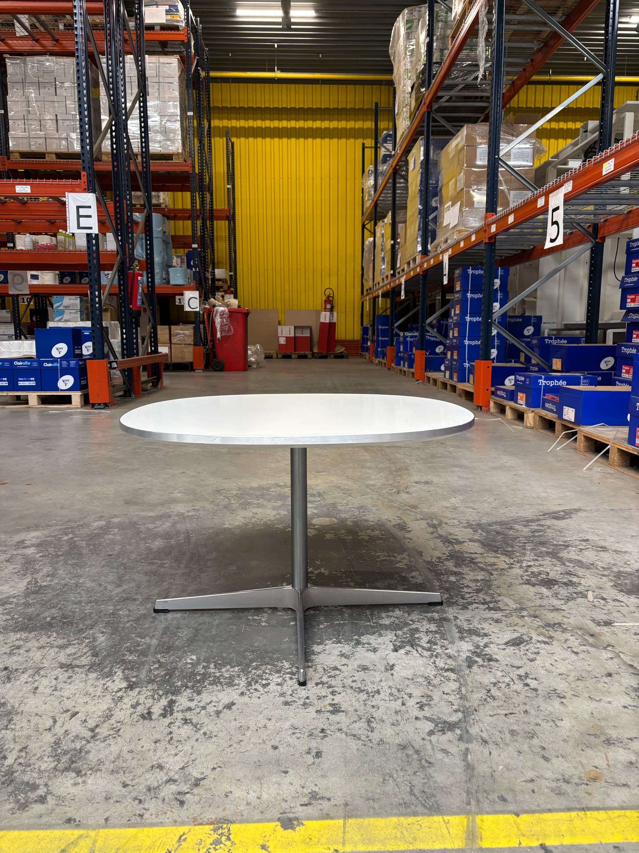 Fritz Hansen round table designed by Arne Jacobsen, 1968-3