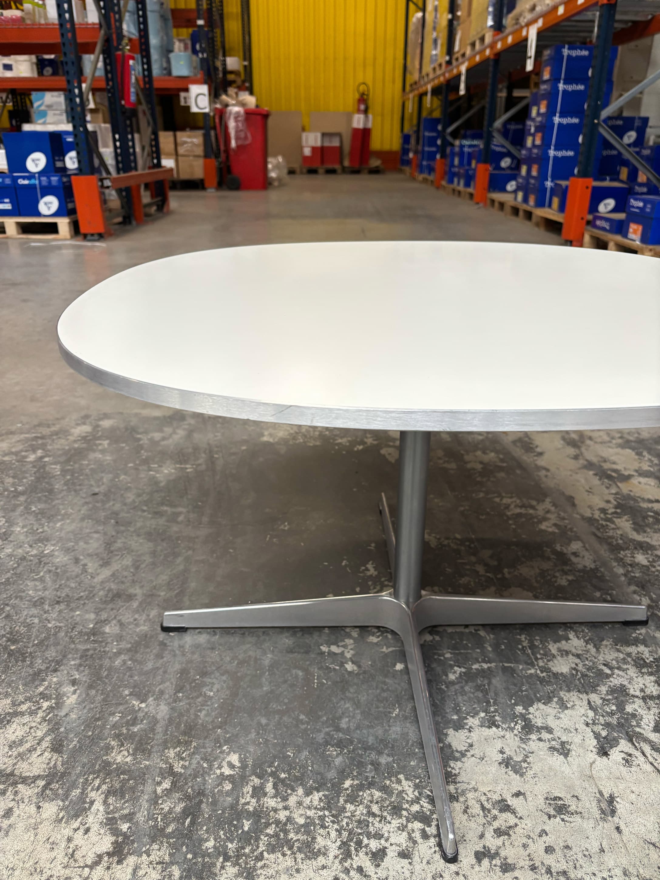 Fritz Hansen round table designed by Arne Jacobsen, 1968-1