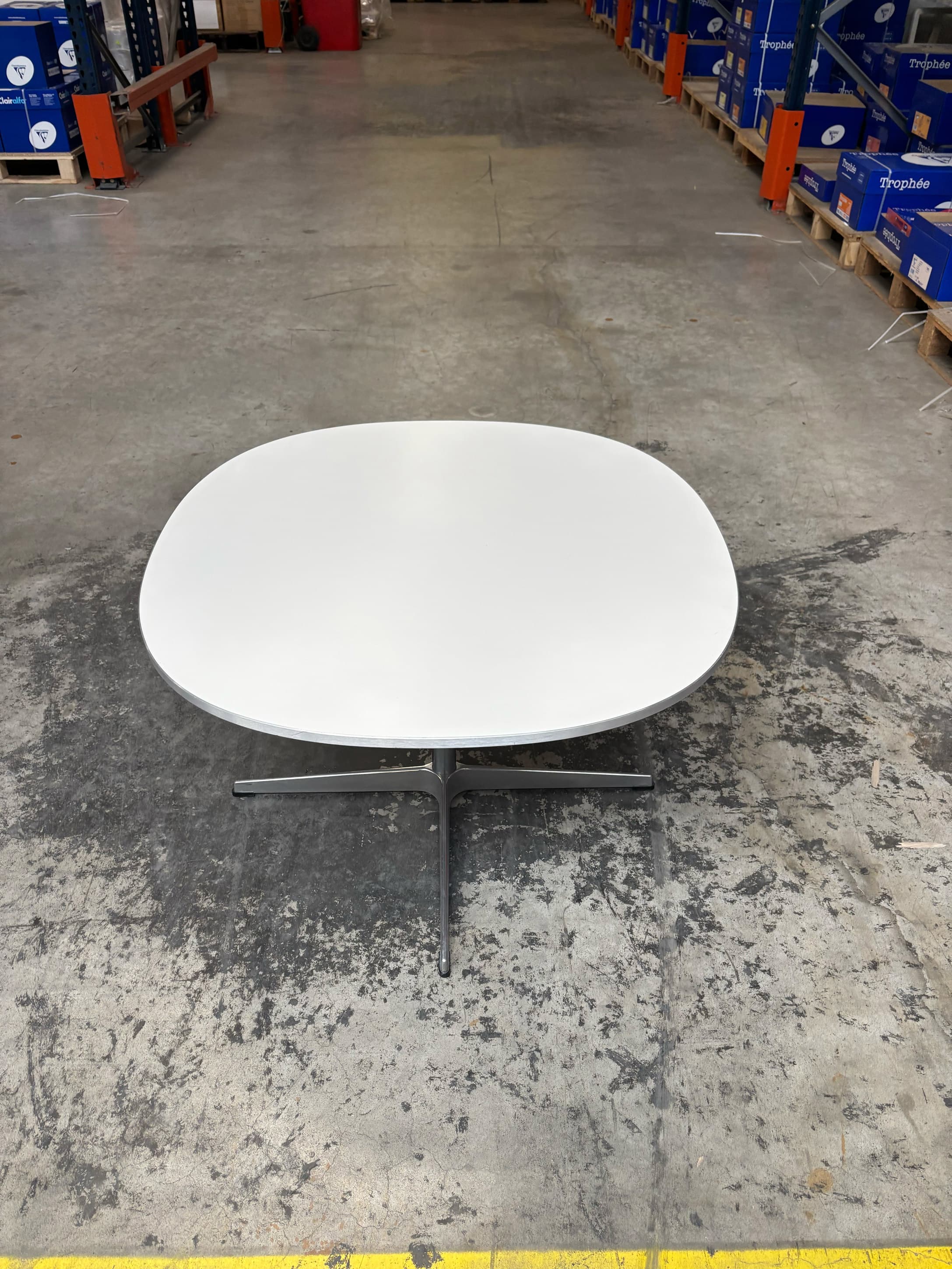 Fritz Hansen round table designed by Arne Jacobsen, 1968-2