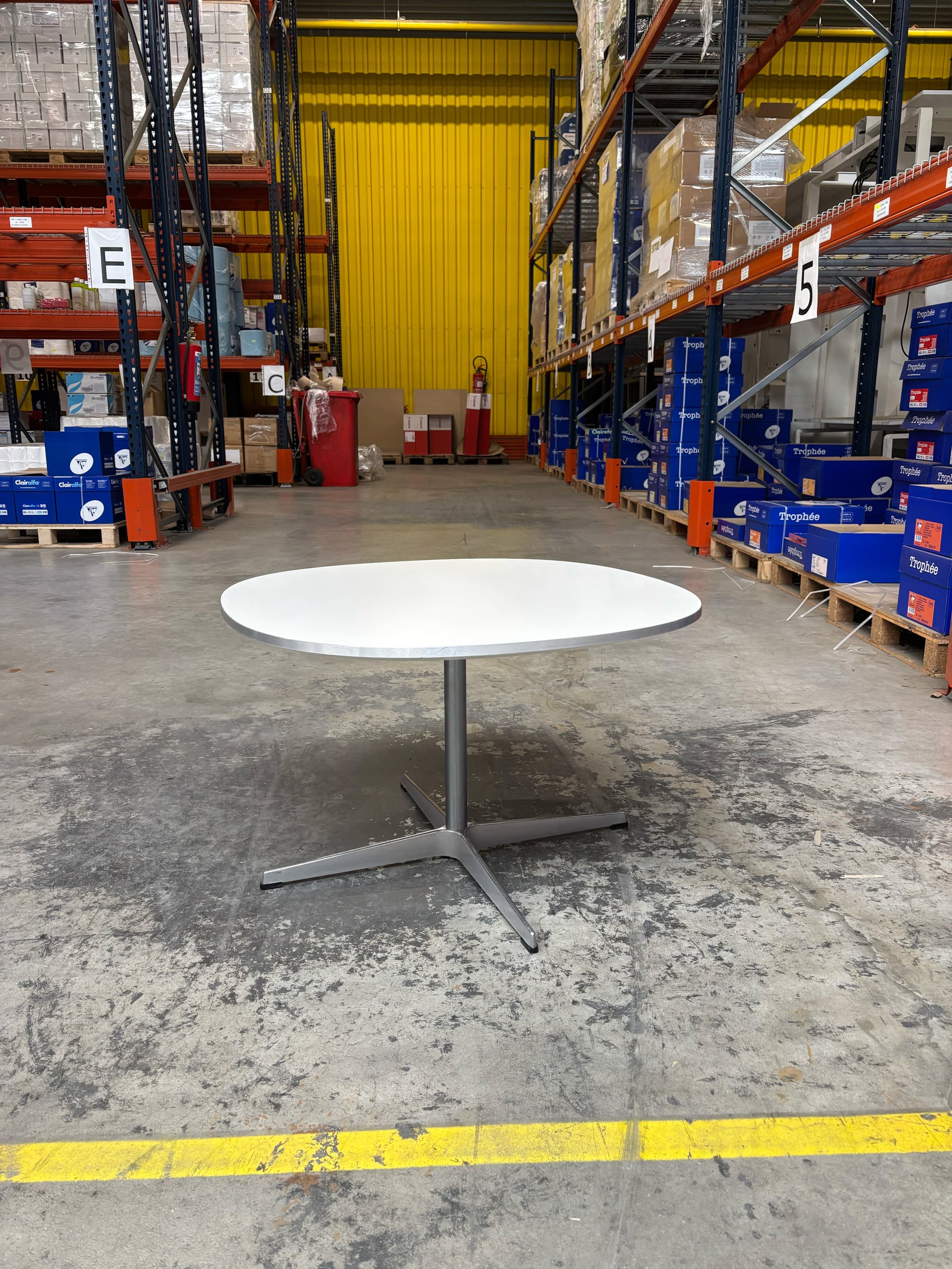 Fritz Hansen round table designed by Arne Jacobsen, 1968-0