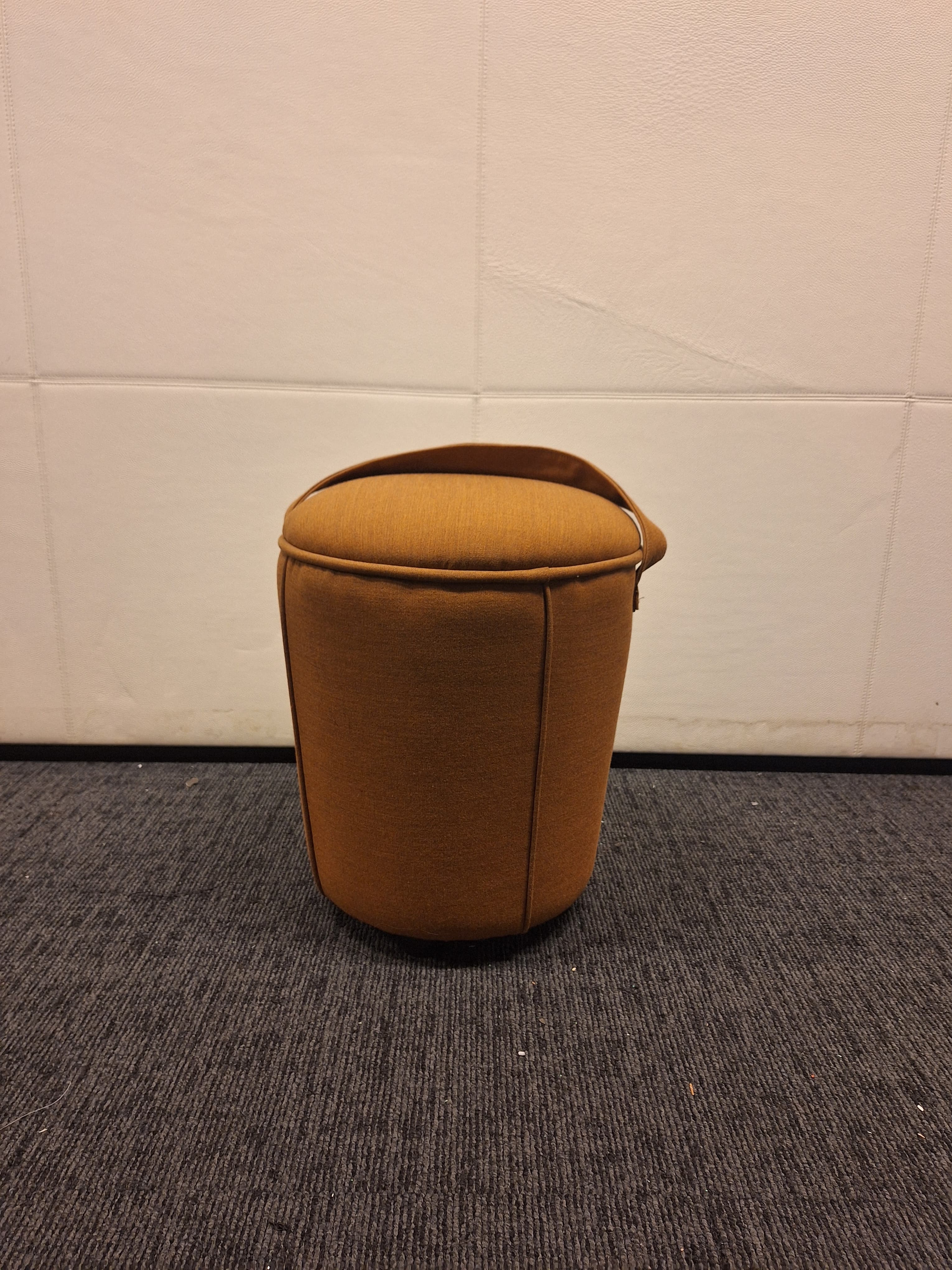 Satelliet light brown round pouffe with strap-1