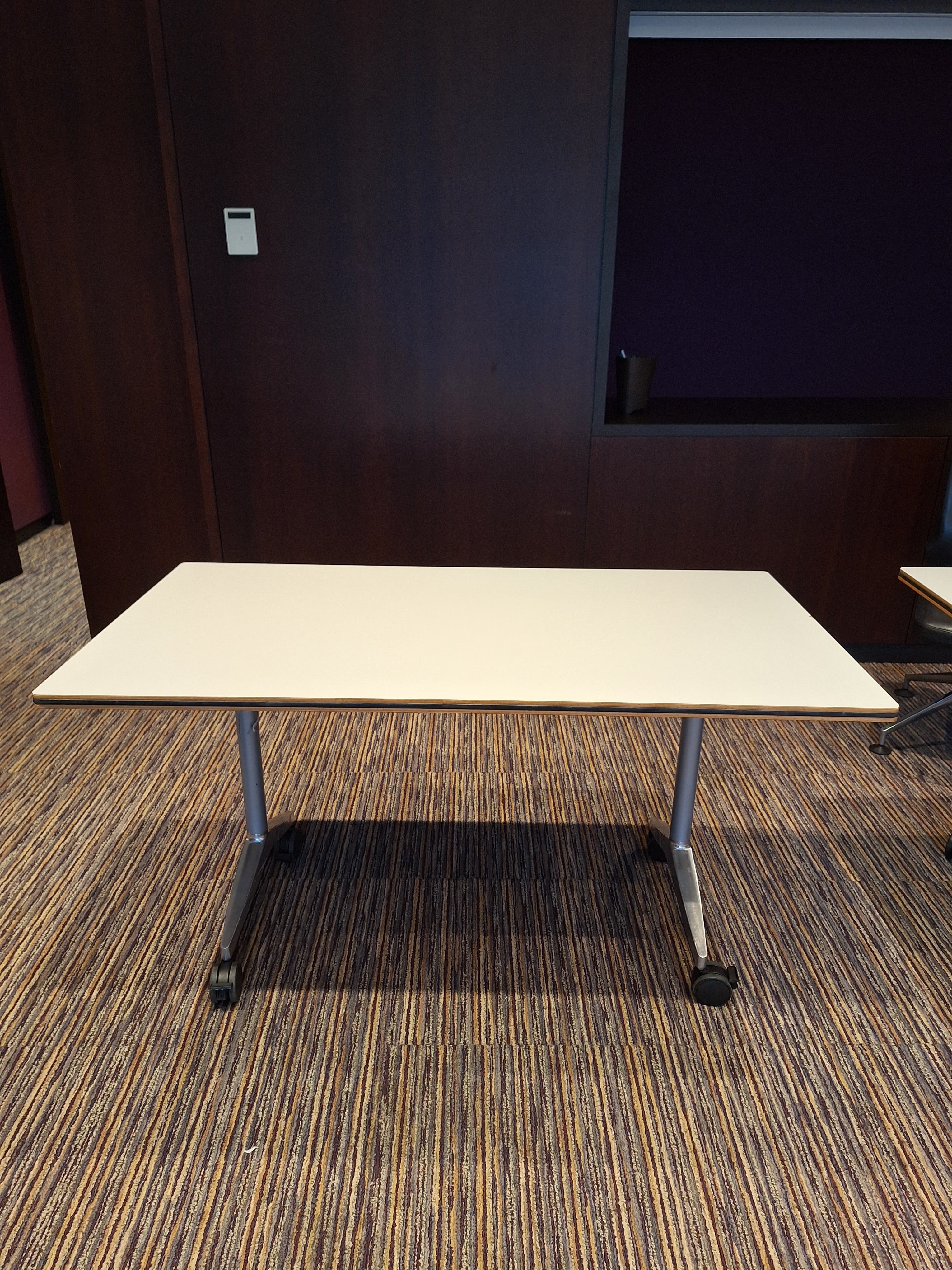 Ahrend 180 cm White top table on 4 castors-1