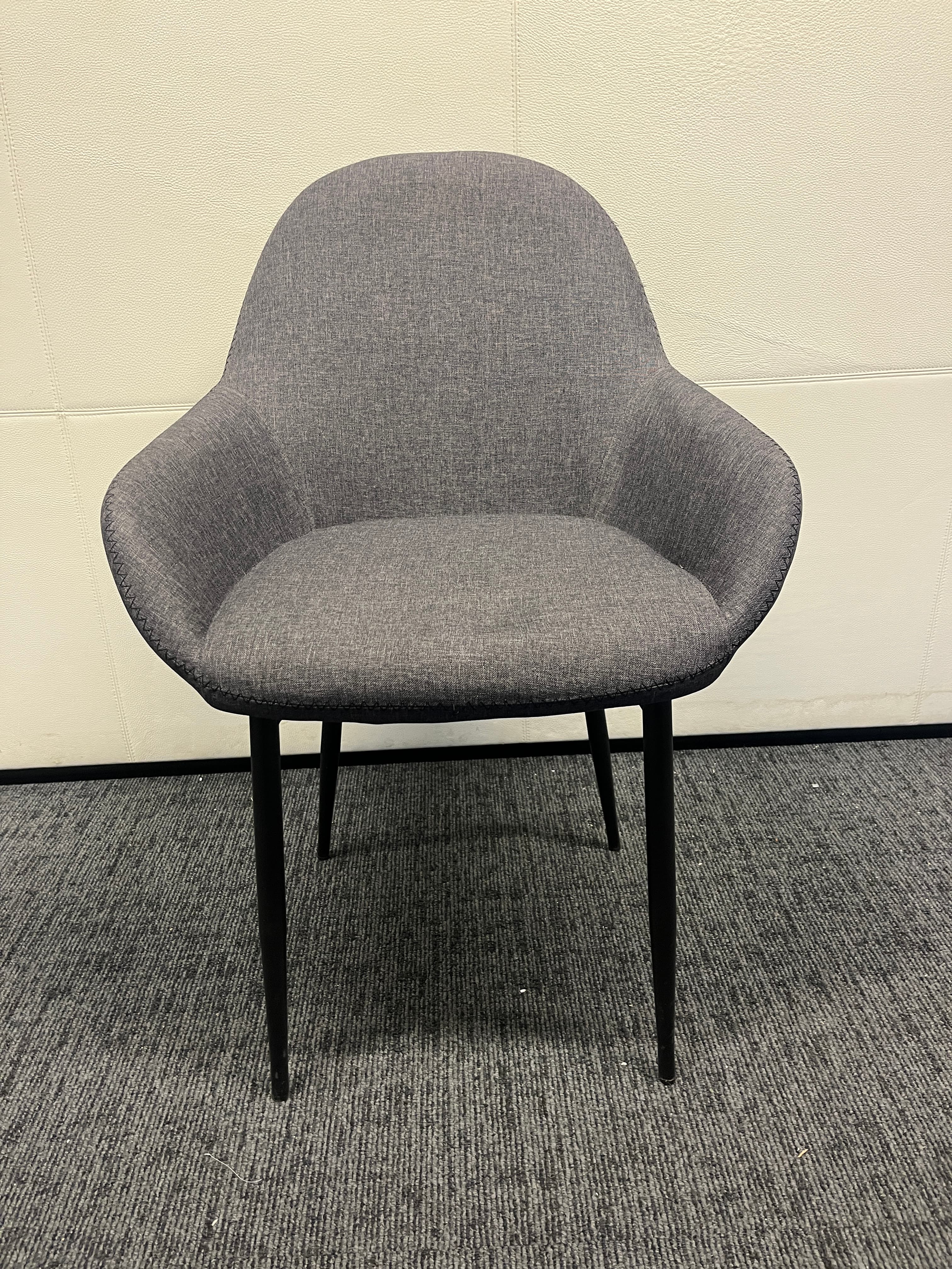 Donkergrijze stoel met zwarte poten-1