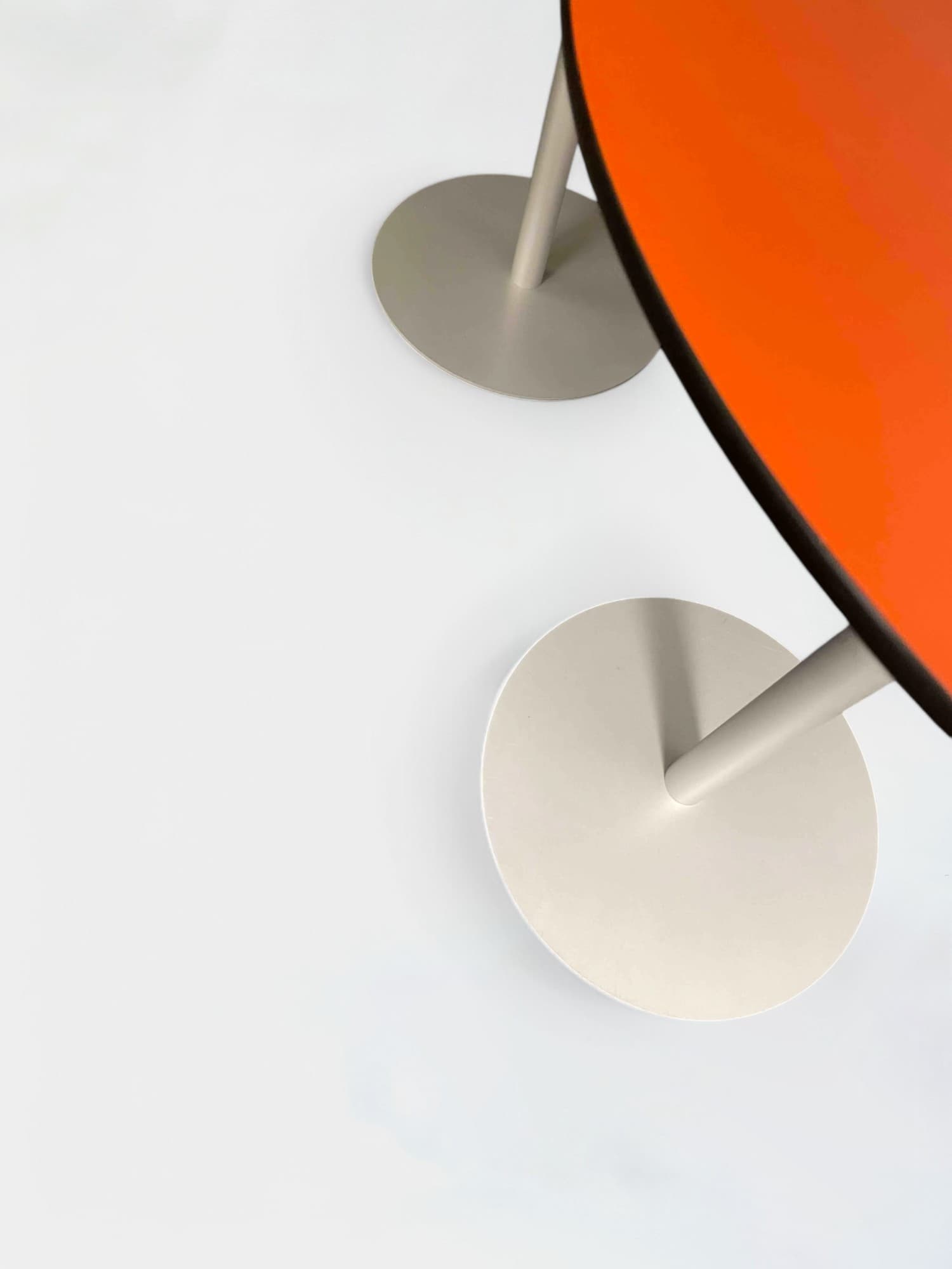 Table haute Bene orange foncé sur pieds blancs-2