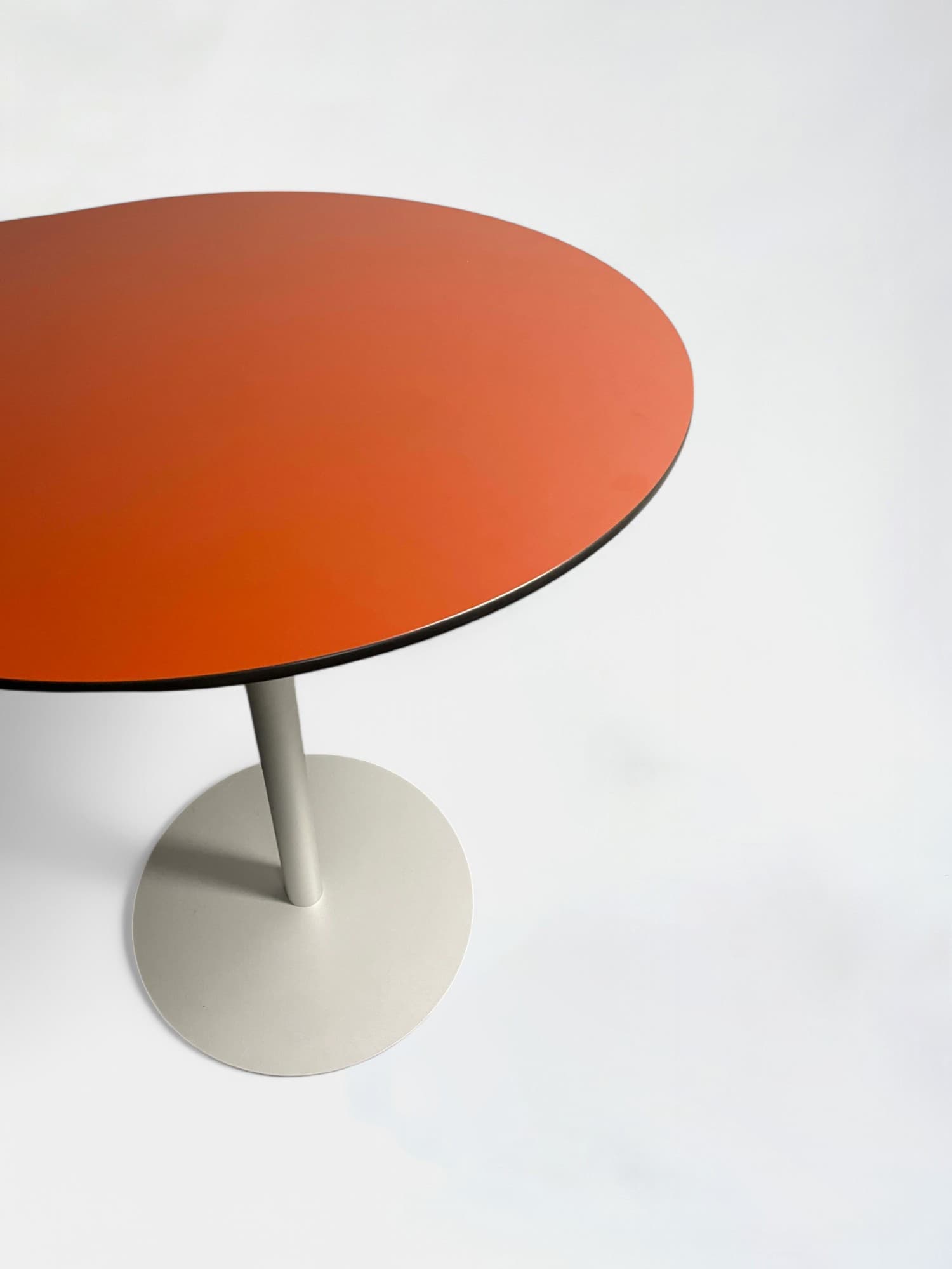 Table haute Bene orange foncé sur pieds blancs-1