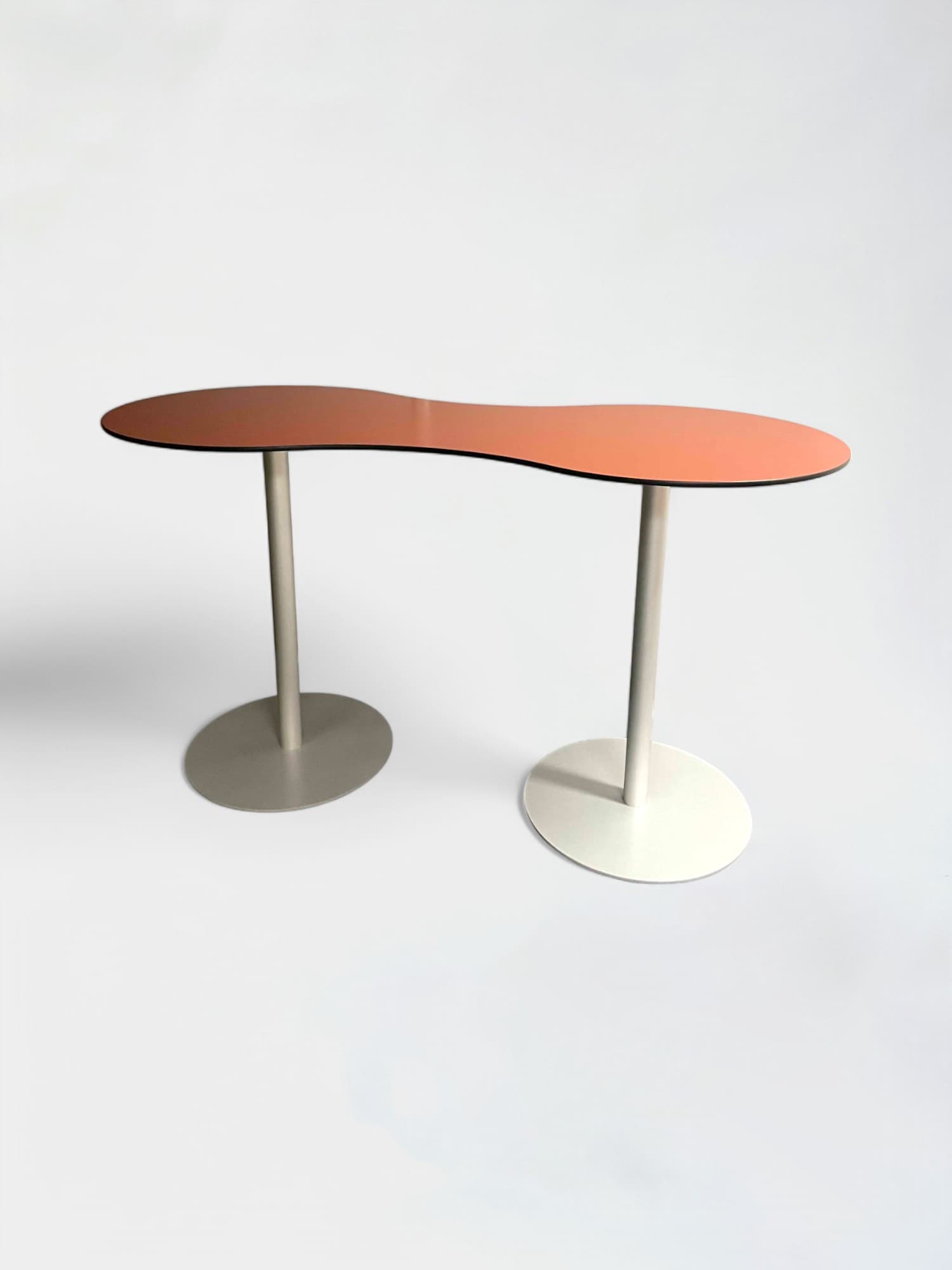 Table haute Bene orange foncé sur pieds blancs-0