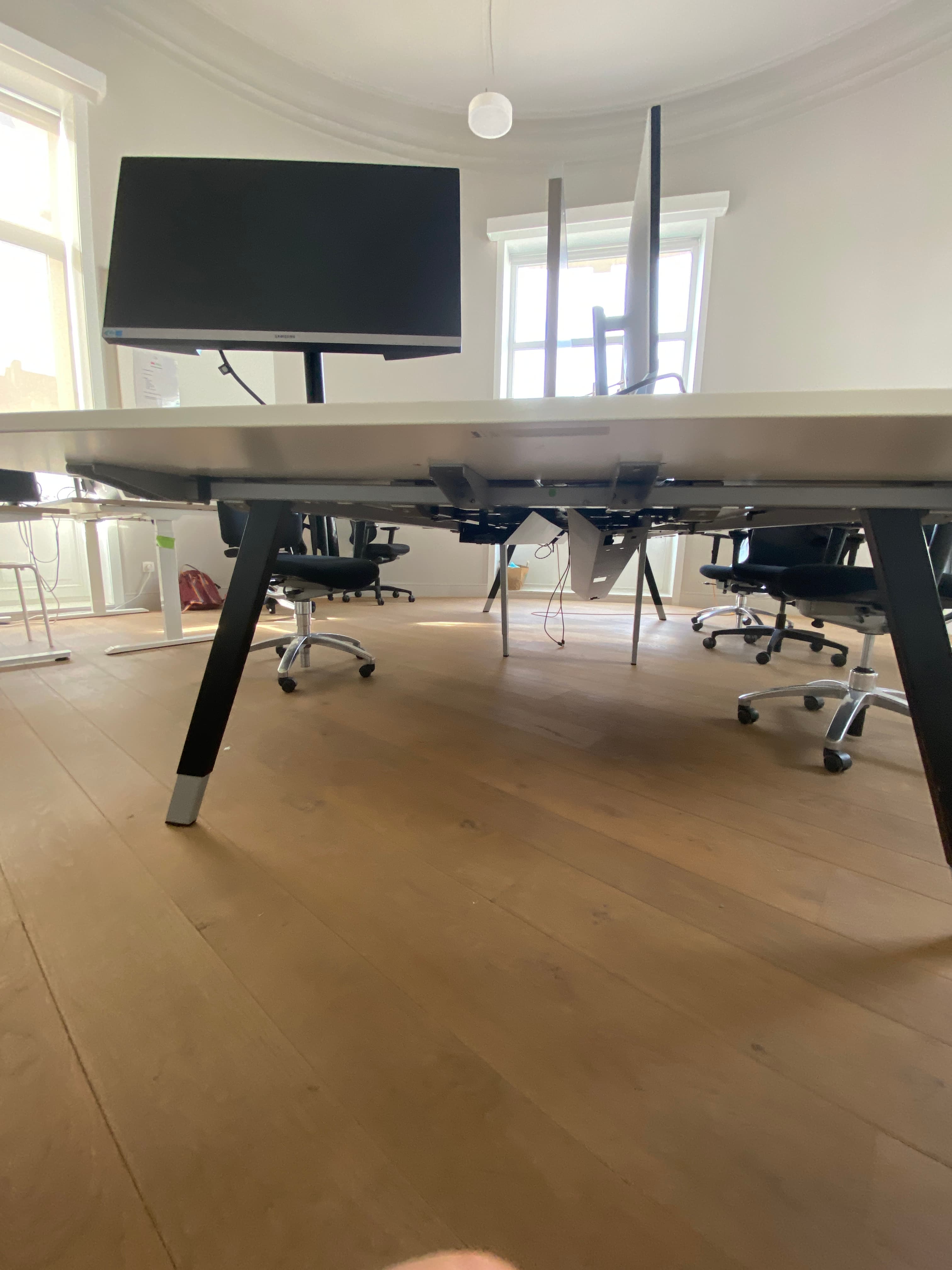 Wit laminaat Groot voor meer dan 4 personen Bureau met toegang aan bovenzijde en akoestisch paneel-2