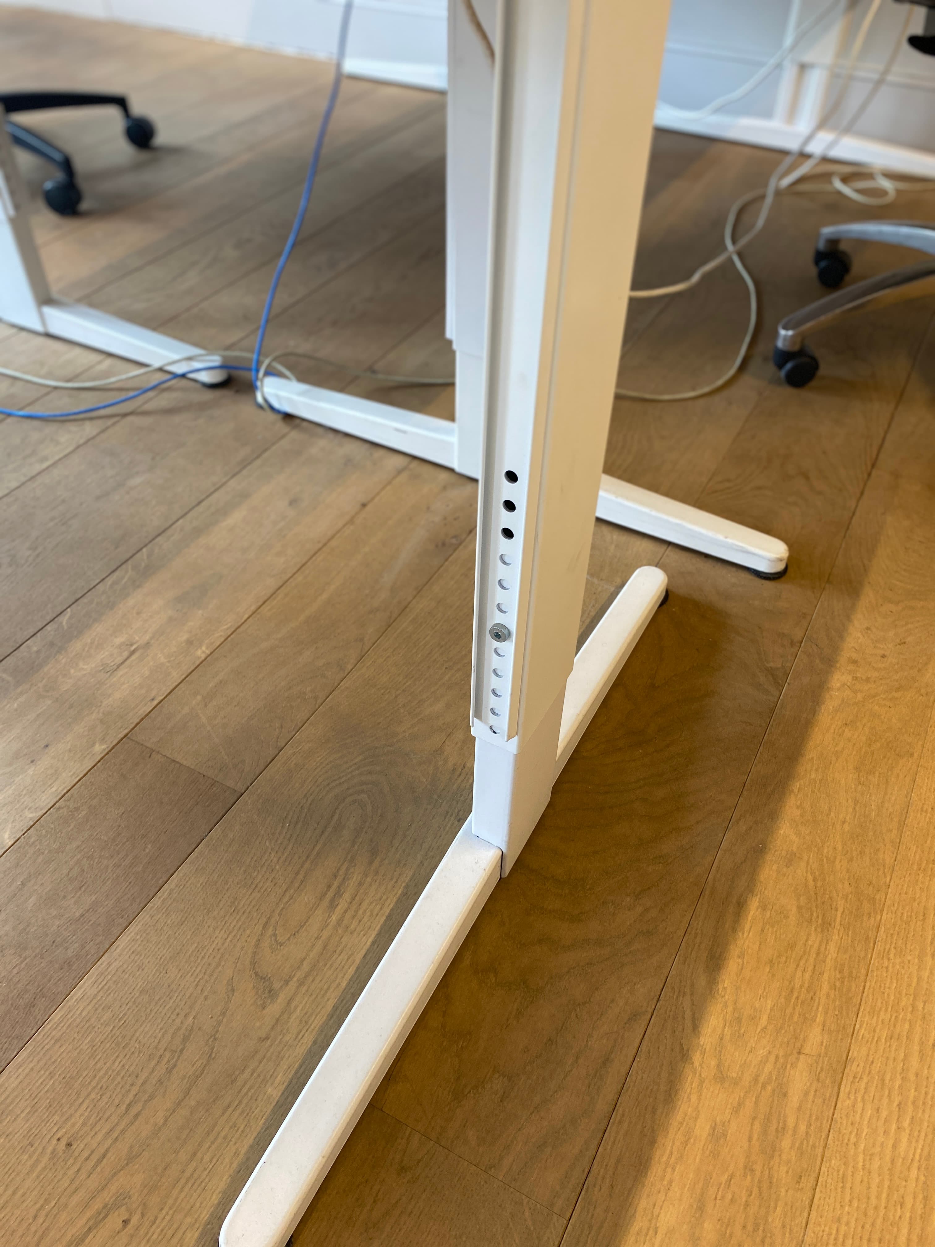 160Cm Bureau en bois clair avec pieds métalliques blancs et hauteur réglable-2