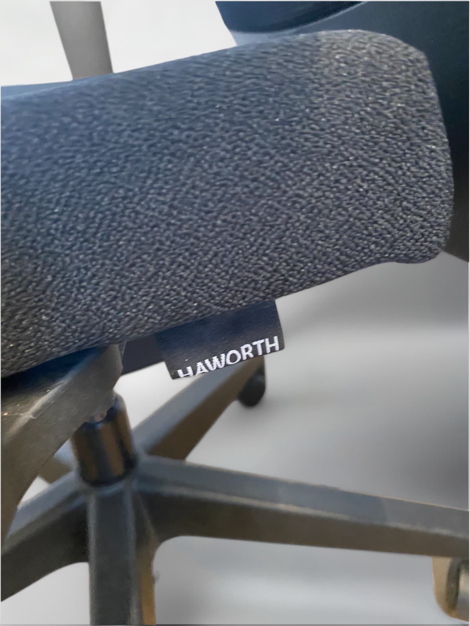 Haworth Black Mesh Office Chair with Adjustable Armrests (Chaise de bureau en maille noire avec accoudoirs réglables)-1