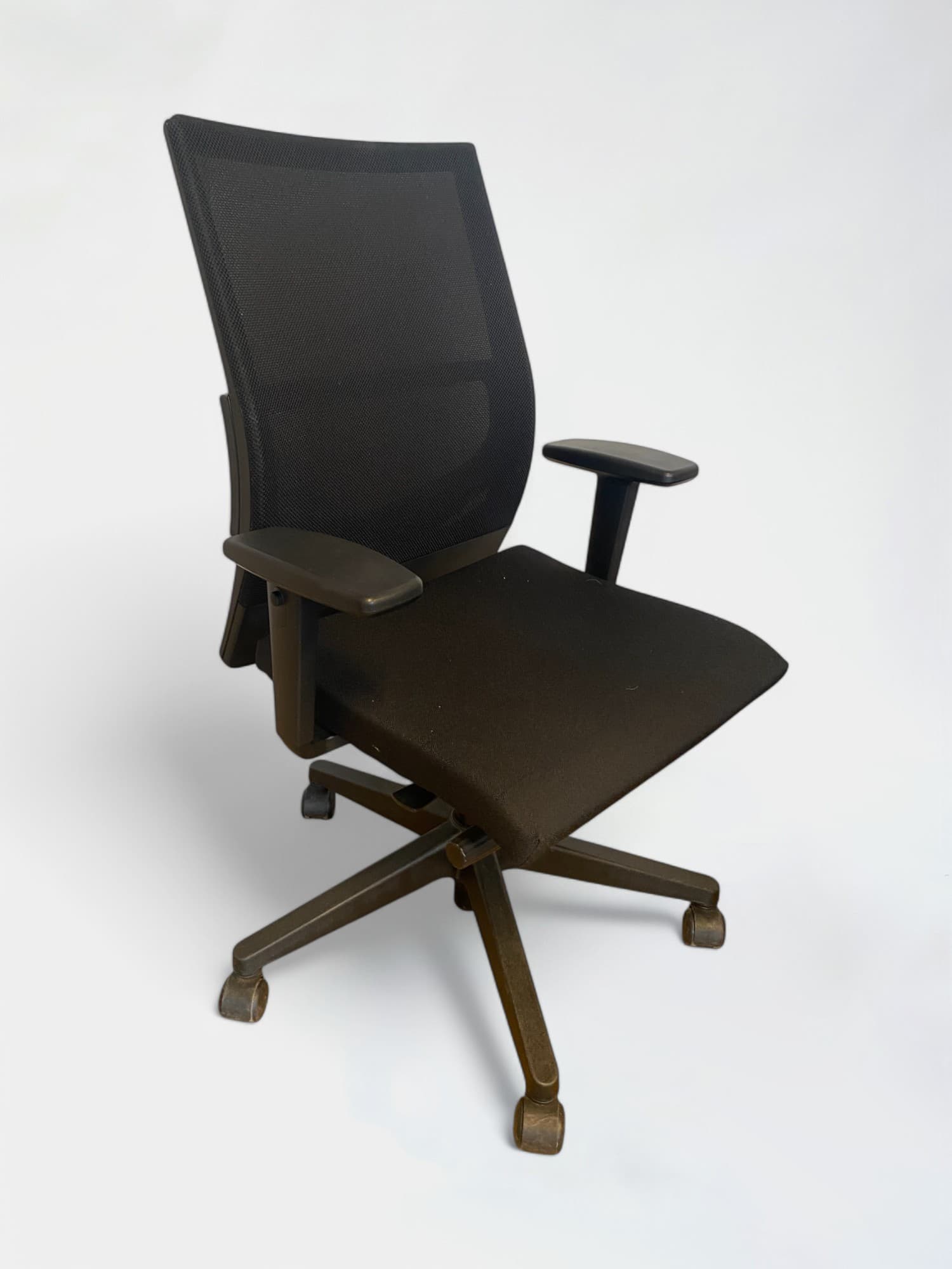 Haworth Black Mesh Office Chair with Adjustable Armrests (Chaise de bureau en maille noire avec accoudoirs réglables)-0