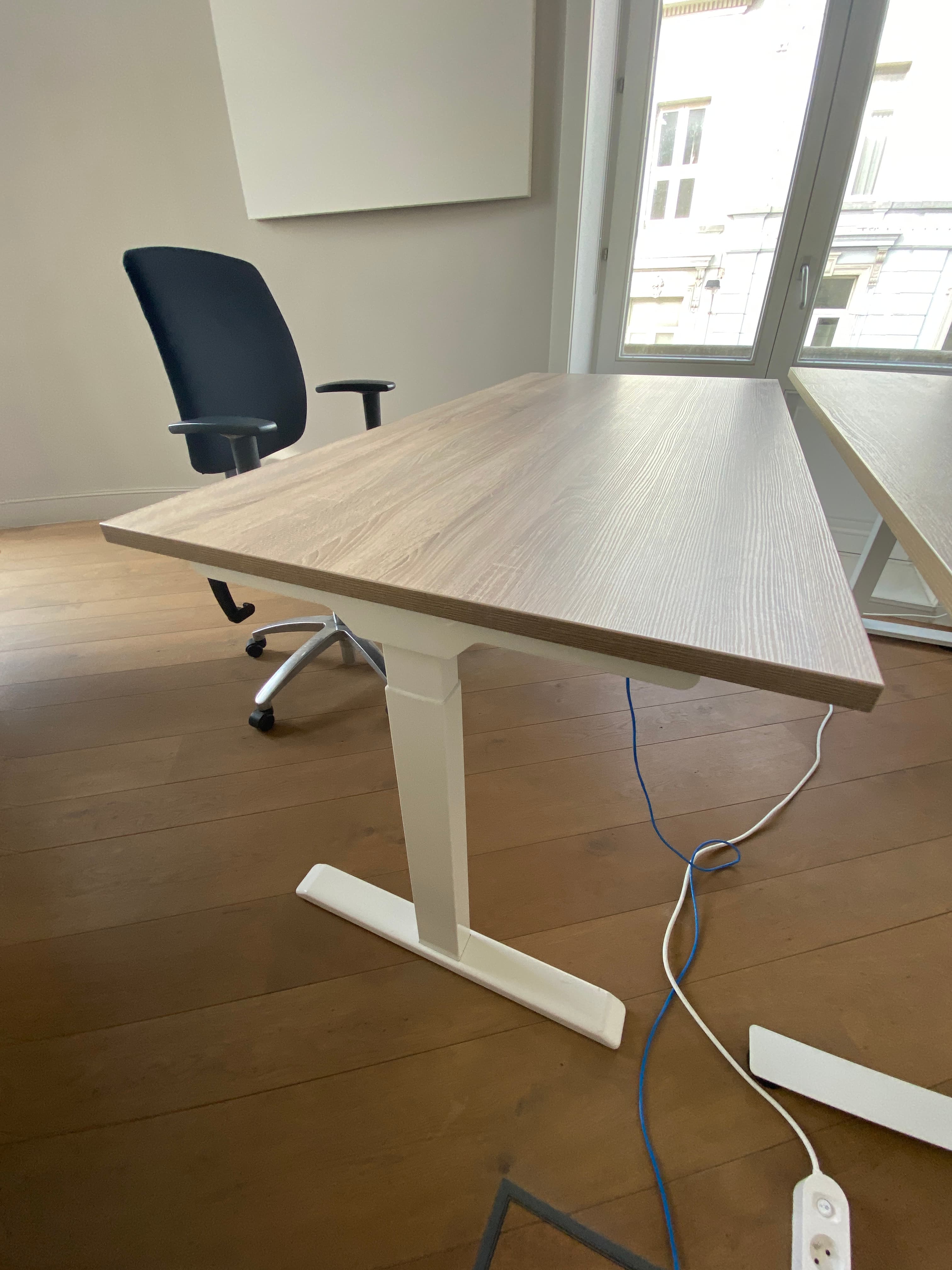 Bureau réglable en bois clair 160cm sur pieds métalliques blancs-3