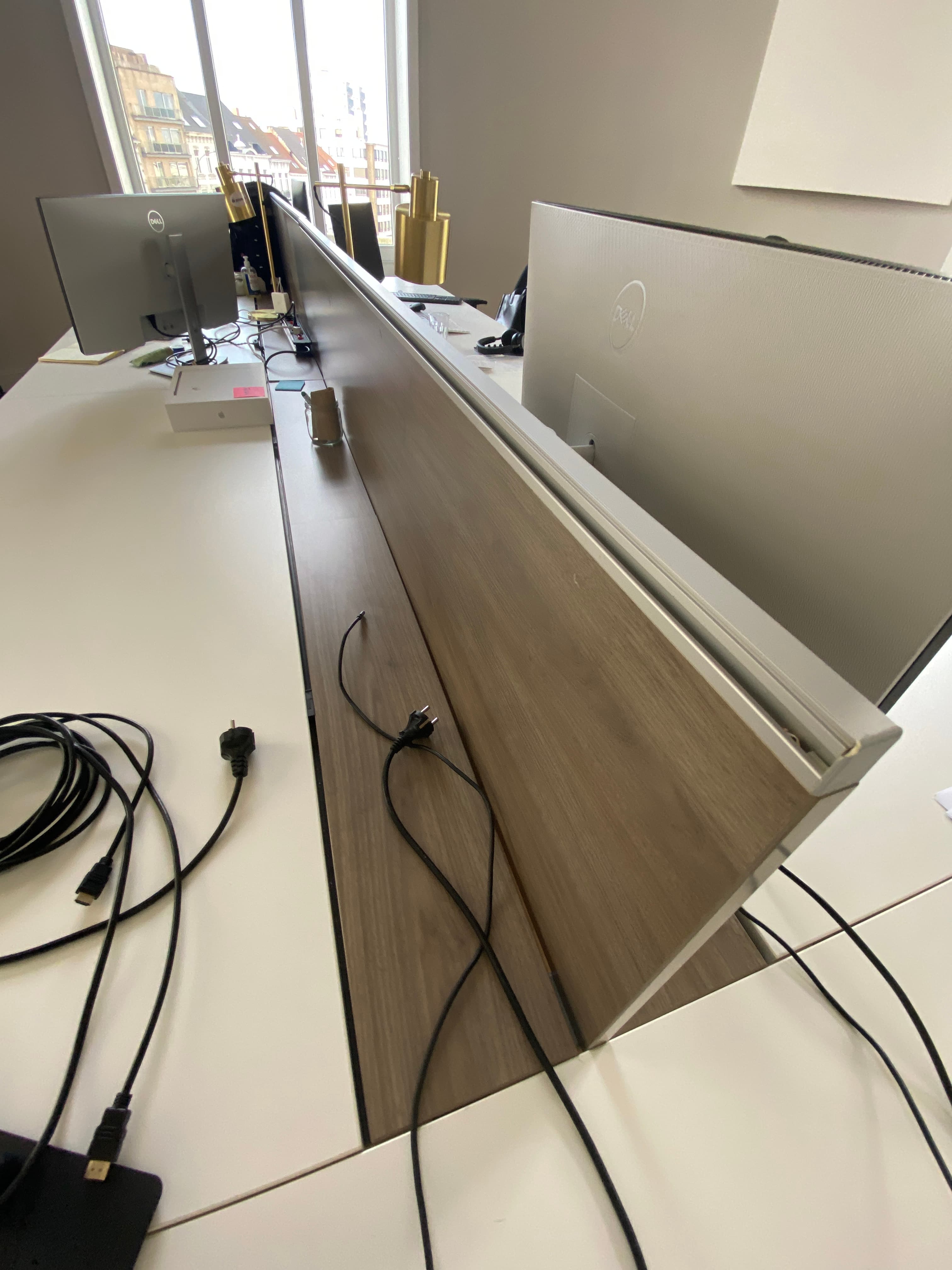 Wit laminaat Groot voor meer dan 4 personen Bureau met toegang aan bovenzijde en akoestisch paneel-1