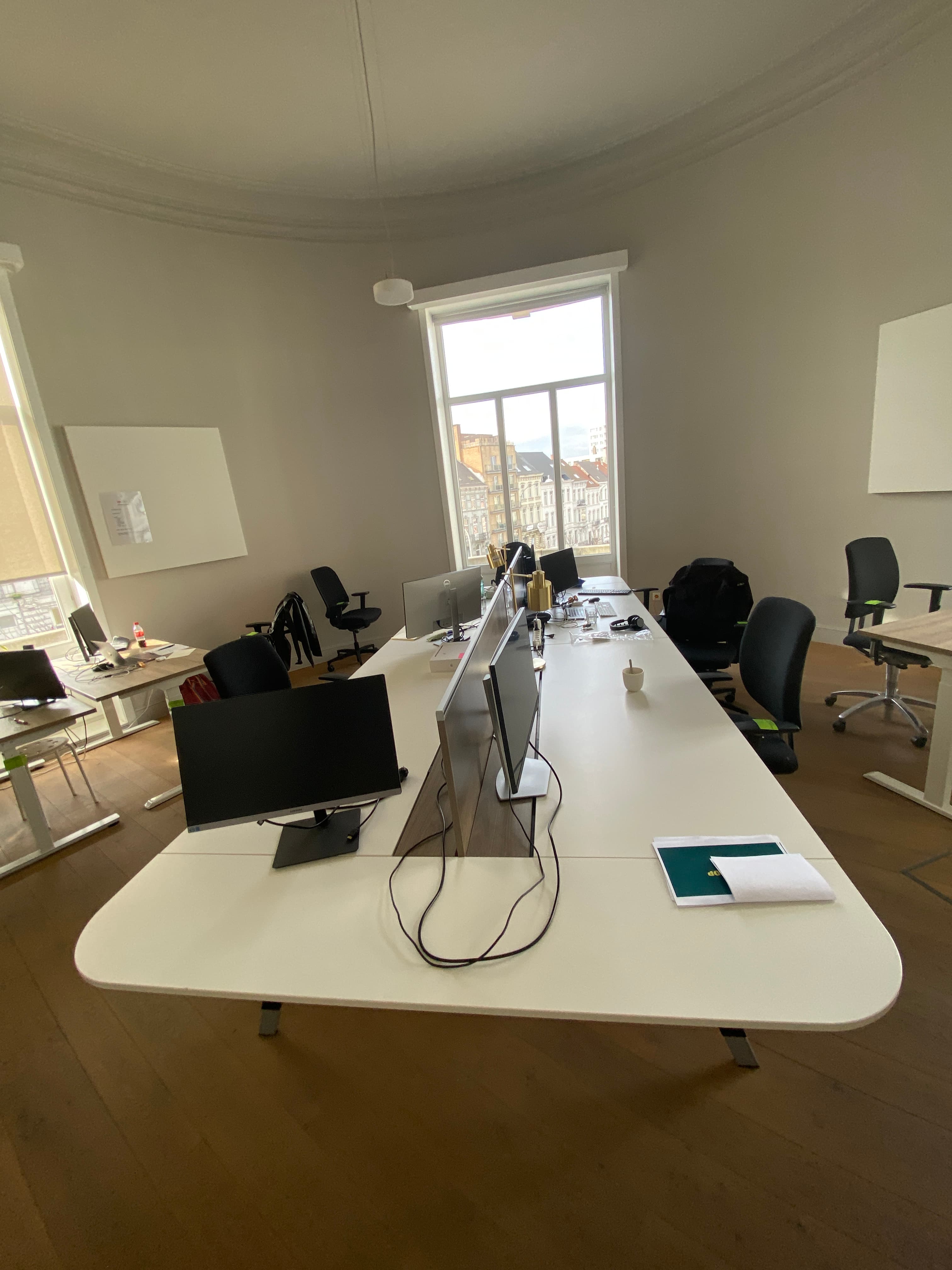 Wit laminaat Groot voor meer dan 4 personen Bureau met toegang aan bovenzijde en akoestisch paneel-0