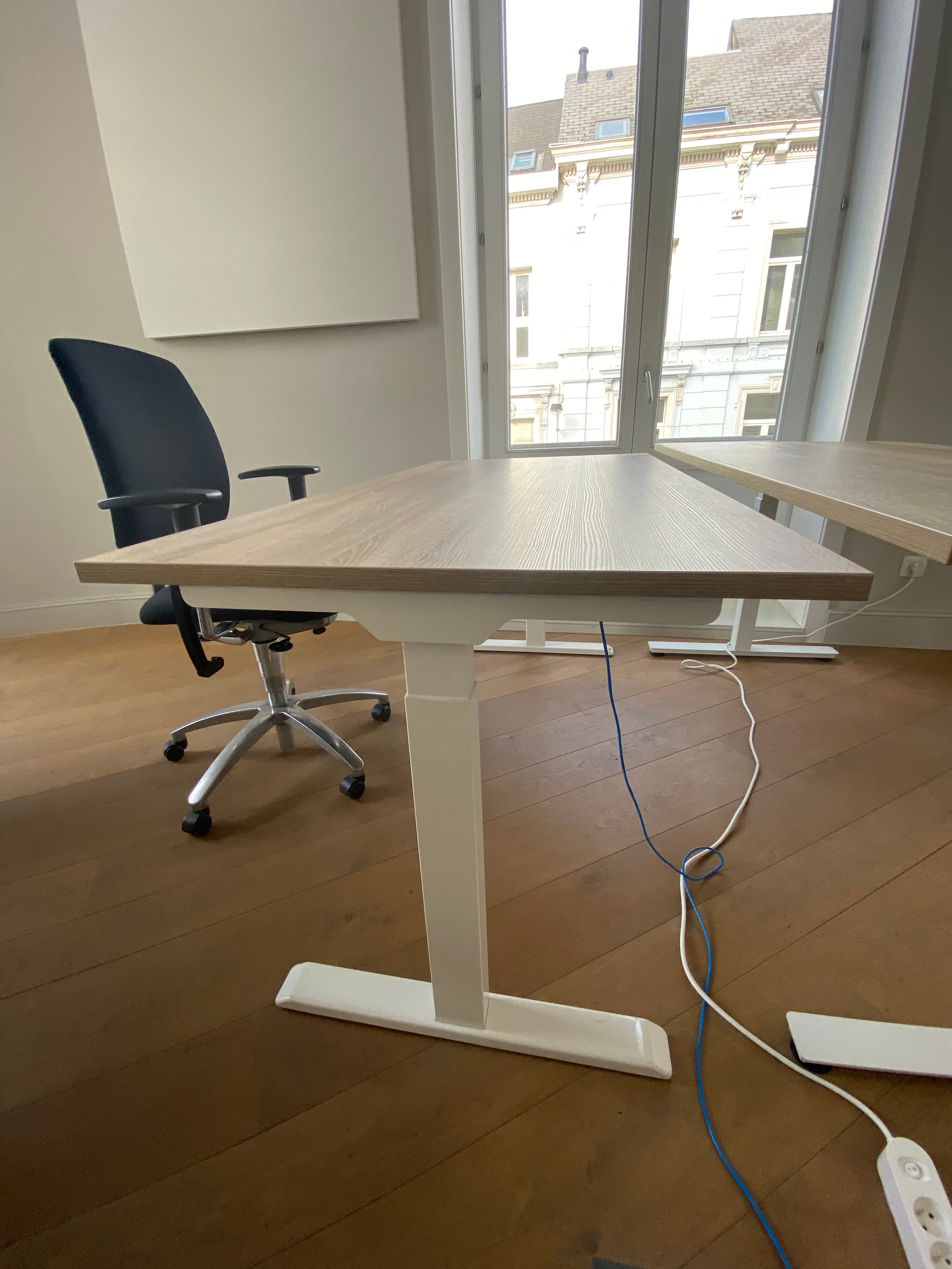 Bureau réglable en bois clair 160cm sur pieds métalliques blancs-2