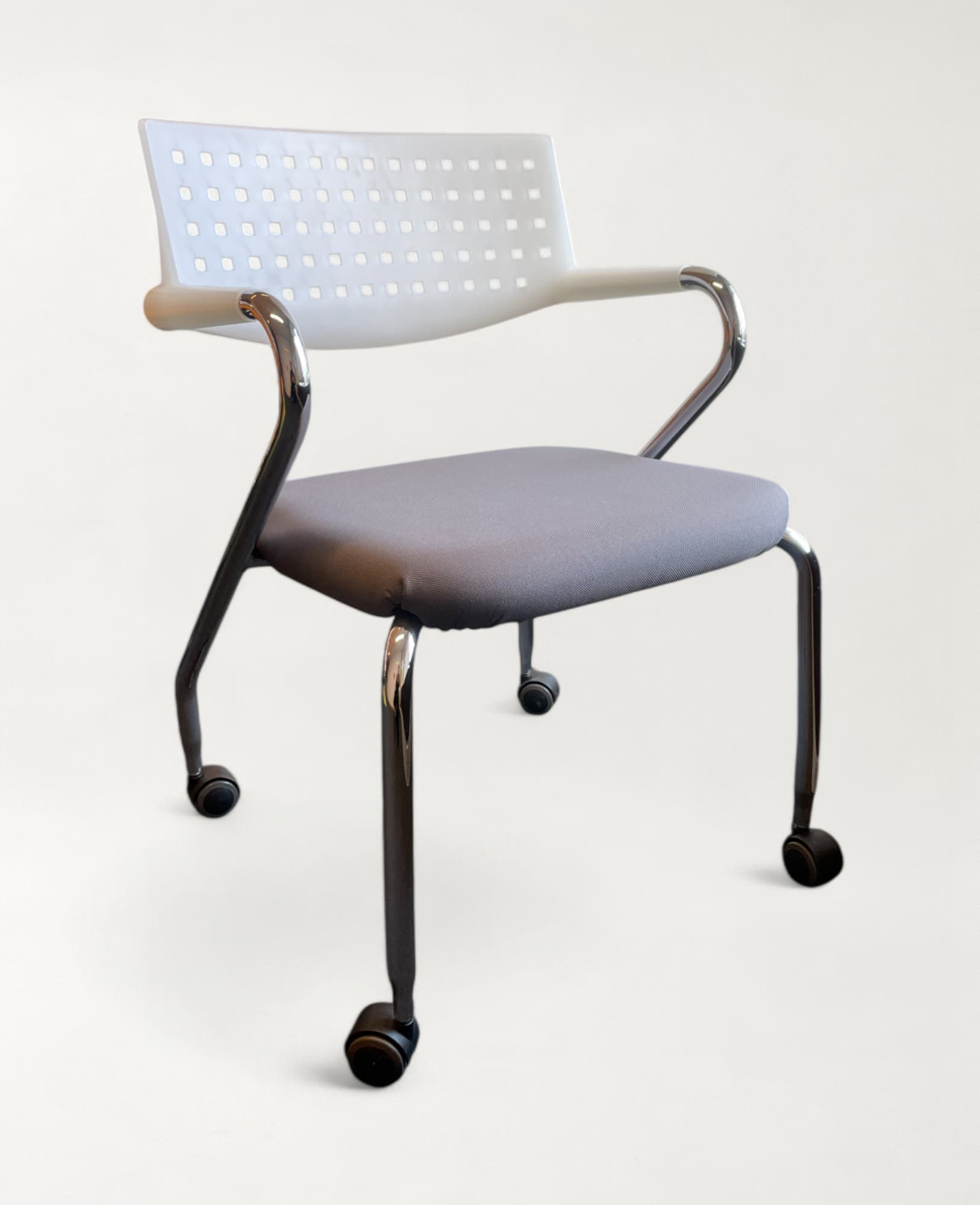 Vergaderstoel Vitra Visaroll lichtgrijs
