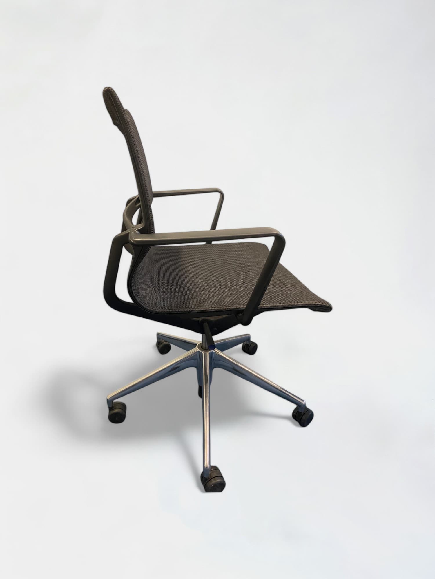 VITRA Physix adjustable black mesh office chair on wheels-2