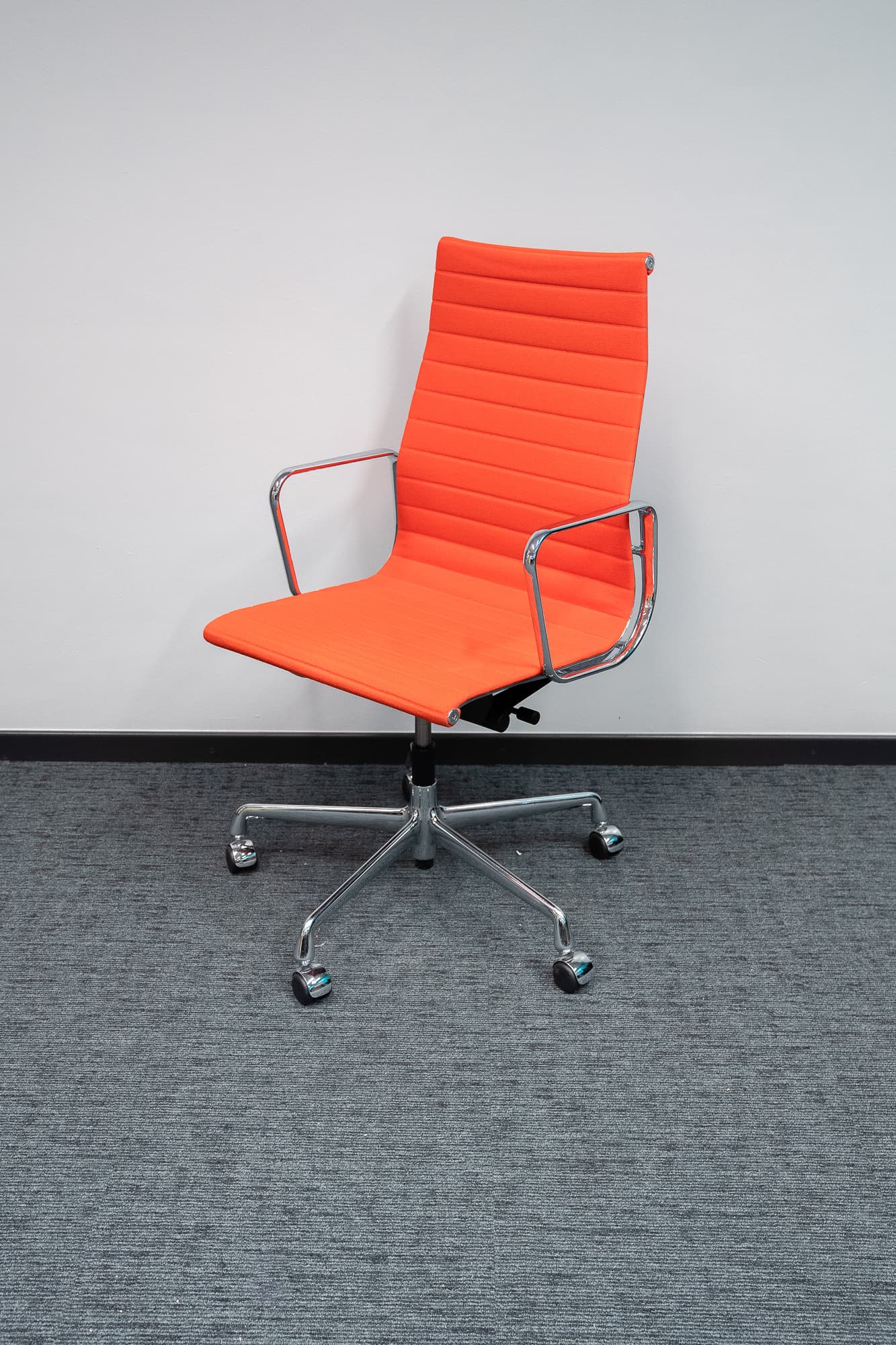 Vitra EA 119 oranje stoel op wielen-4