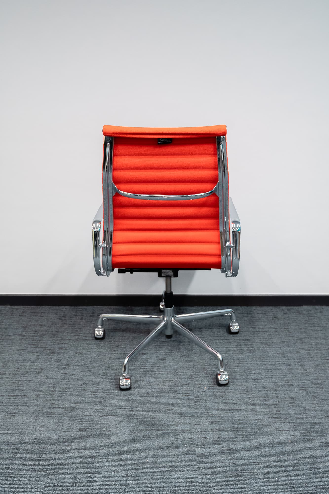 Vitra EA 119 oranje stoel op wielen-2