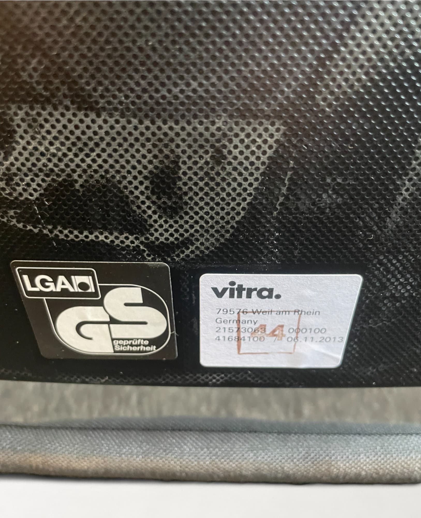 Vitra Visaroll Grey meeting chair with white back-1