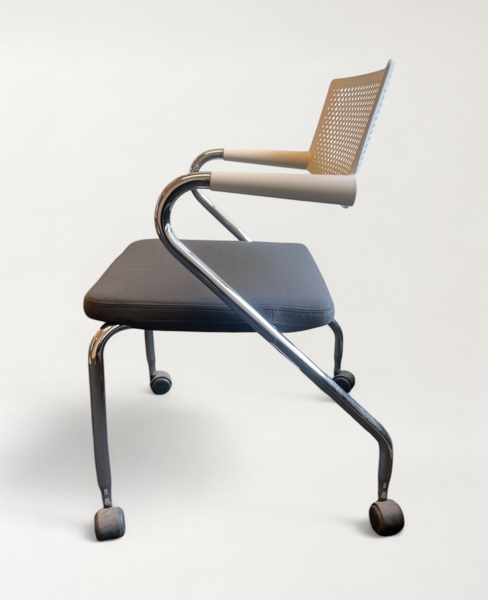 Vitra Visaroll Grey meeting chair with white back-5