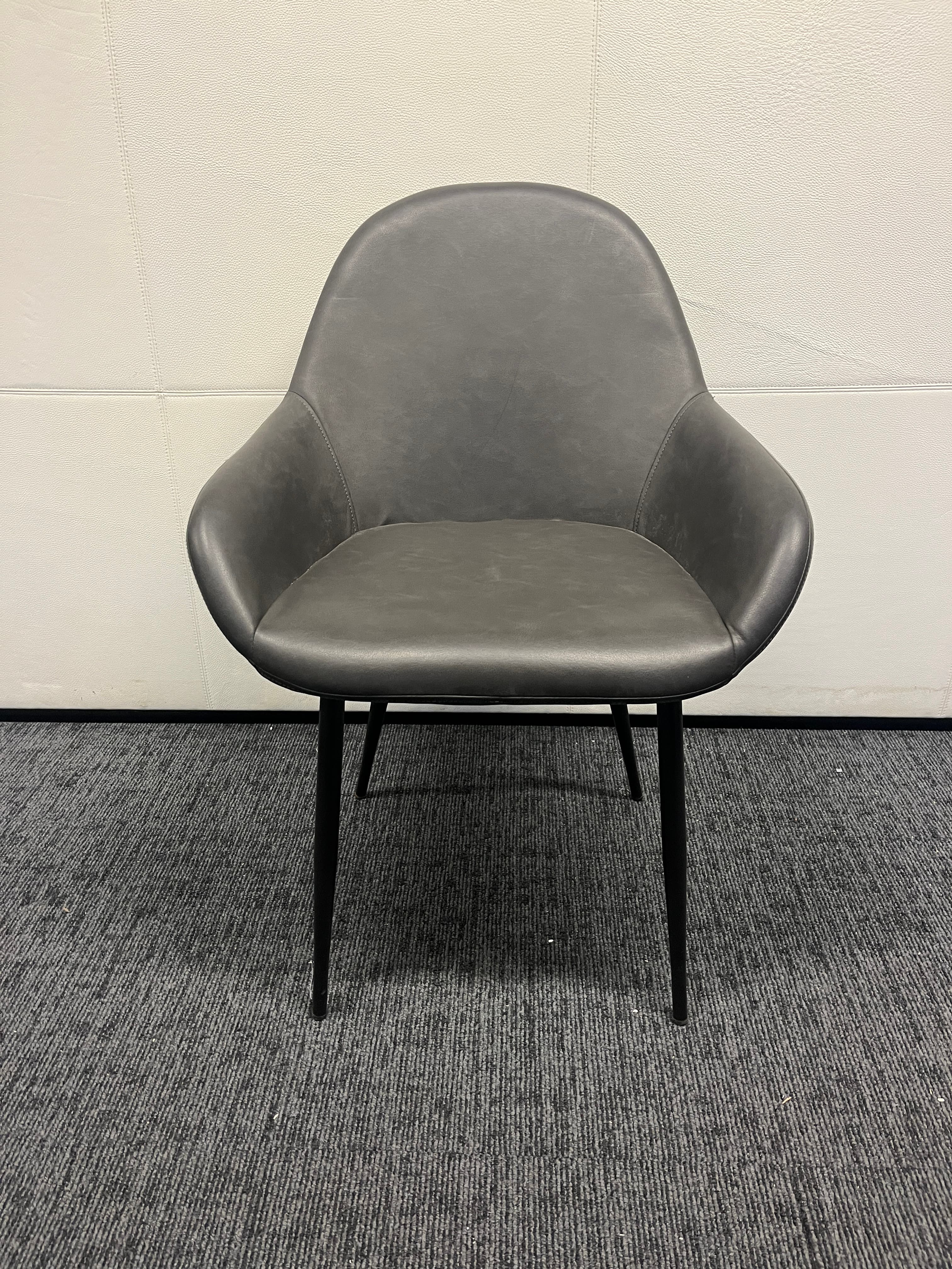 Donkergrijze leren stoel-1