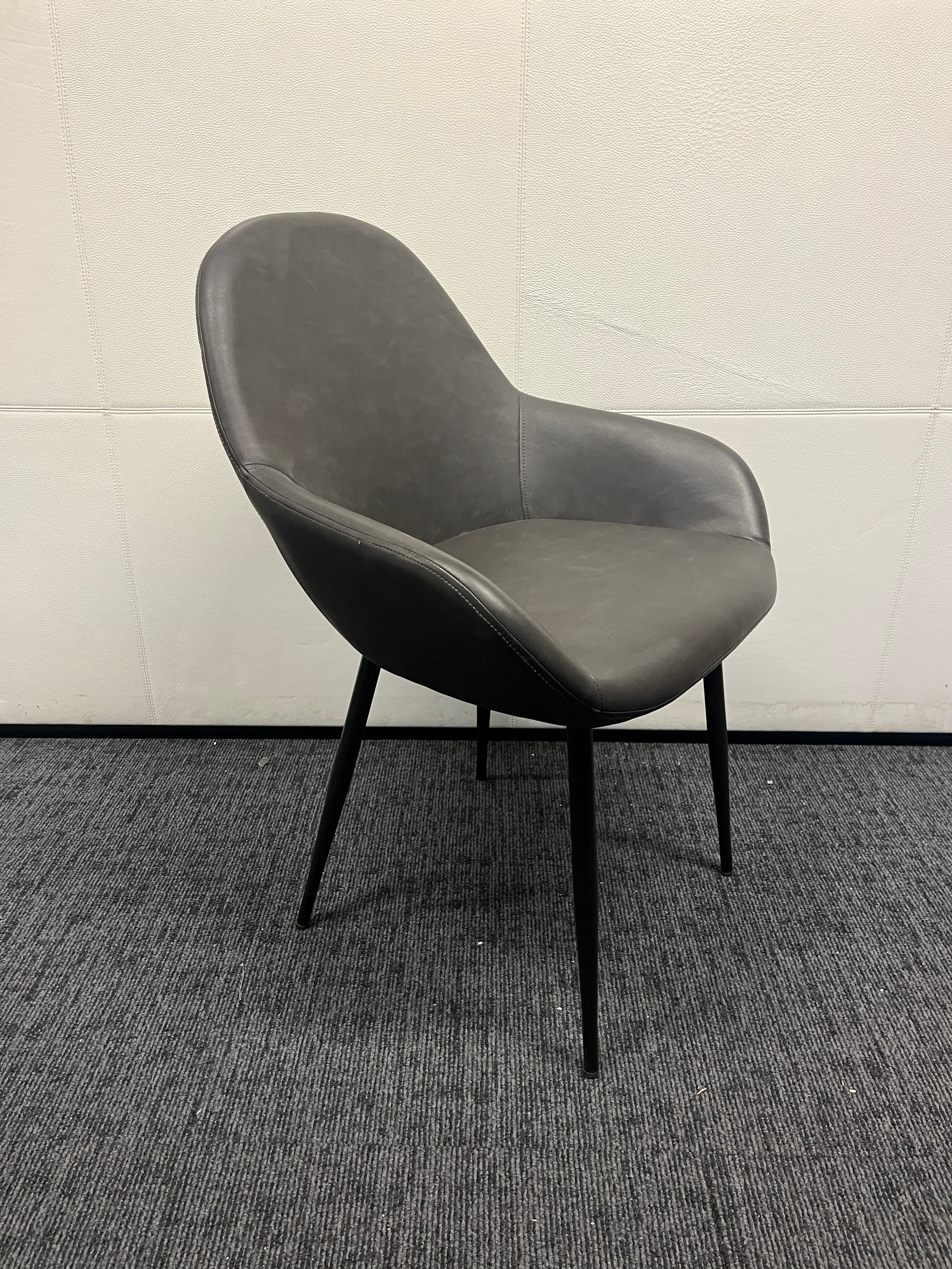 Donkergrijze leren stoel-2