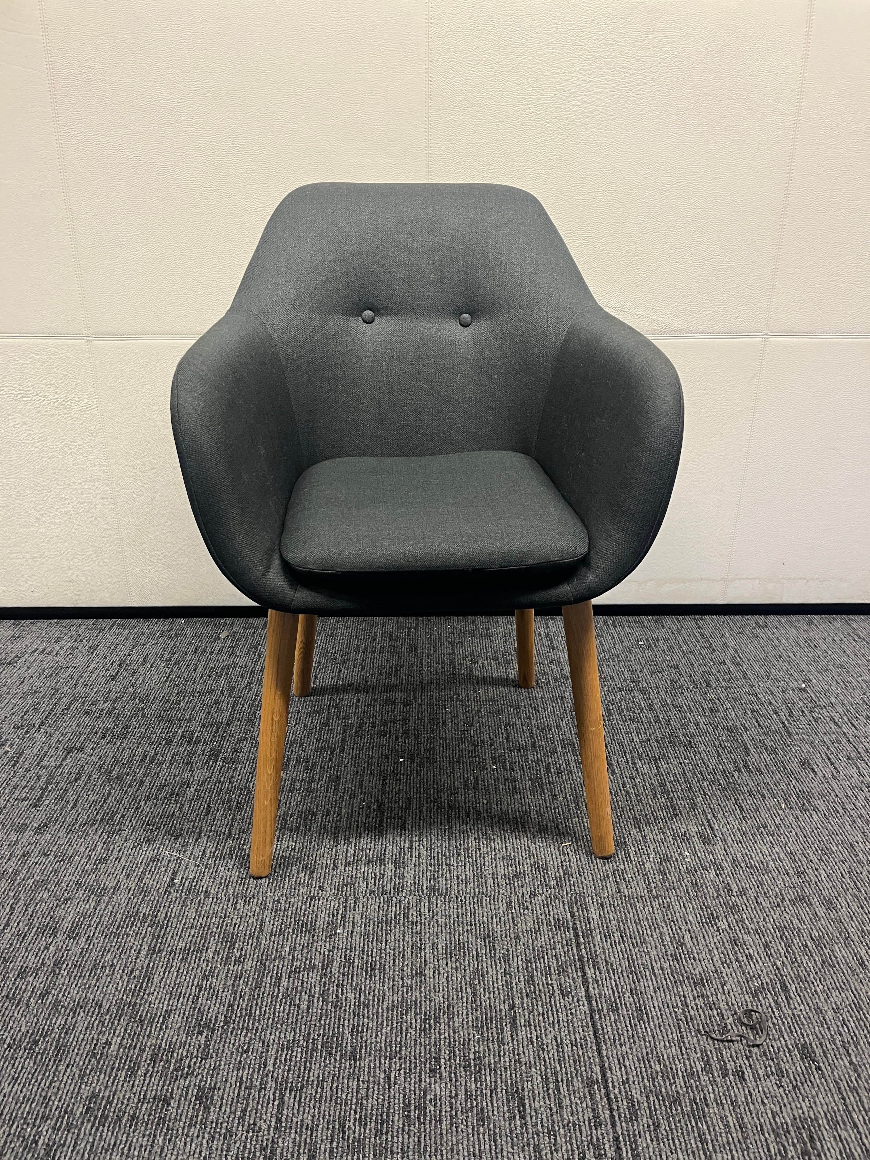 Chaise gris foncé avec pieds en bois-2