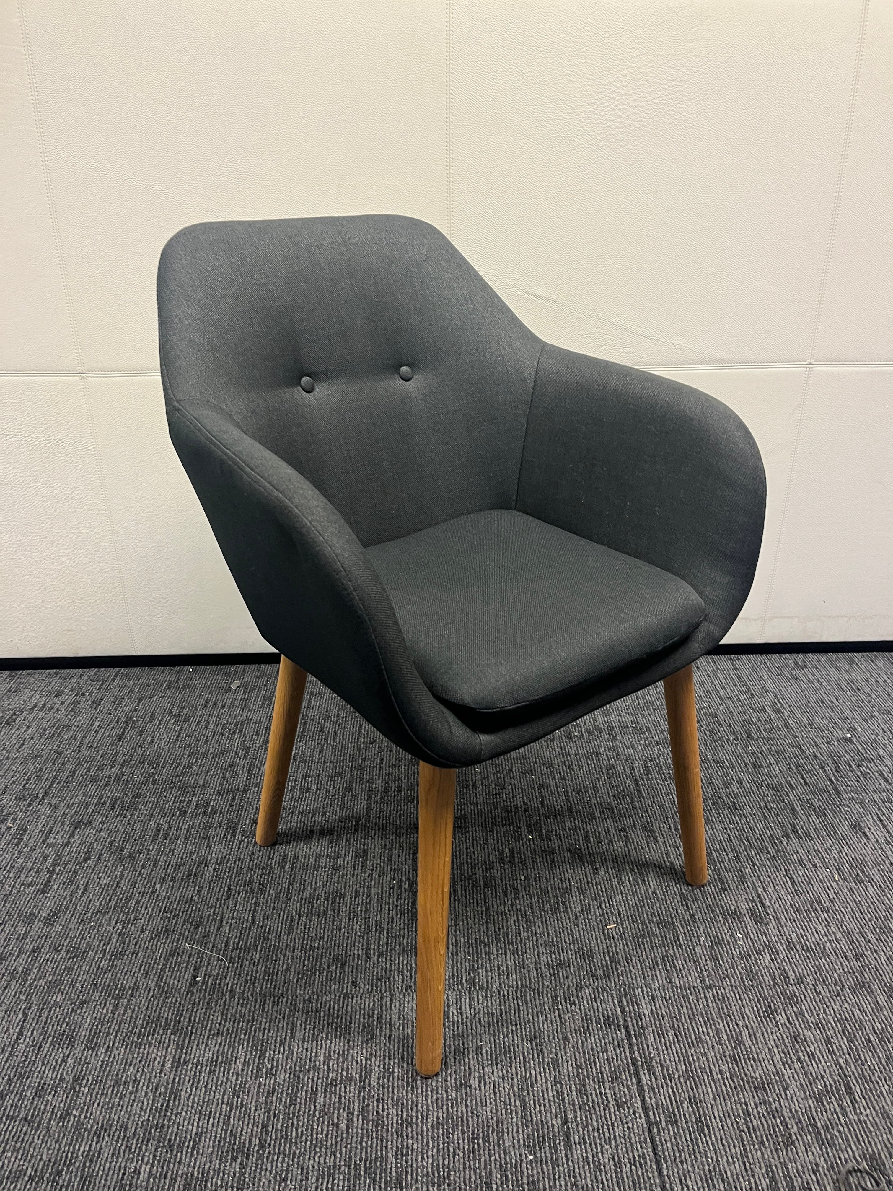 Chaise gris foncé avec pieds en bois-3