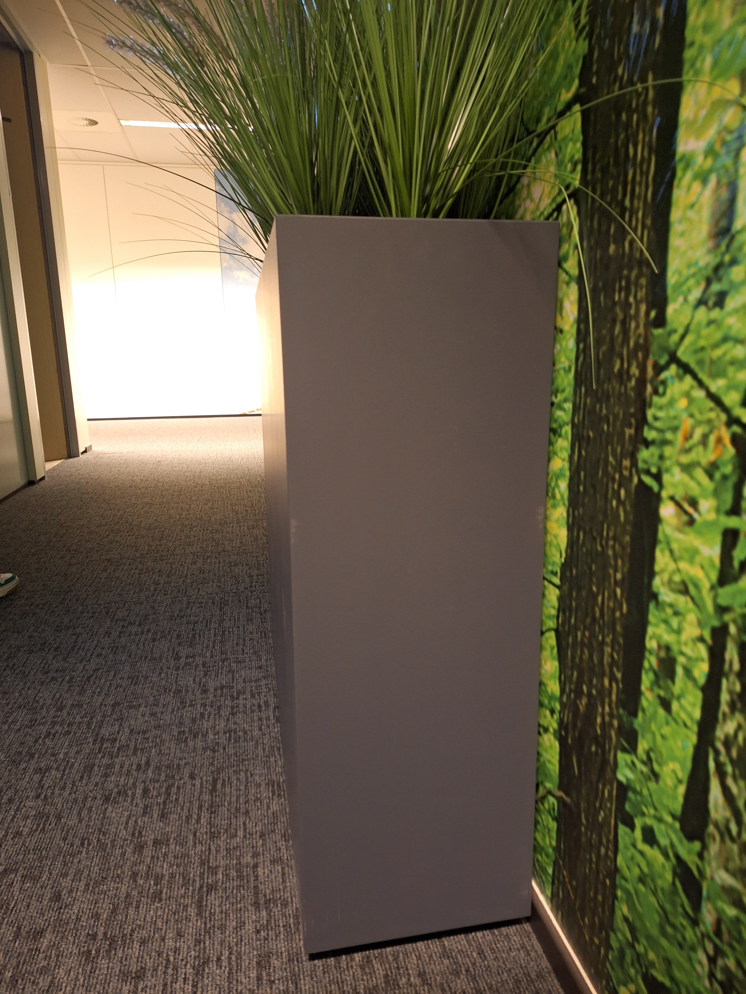 Fausse plante dans un pot gris-2