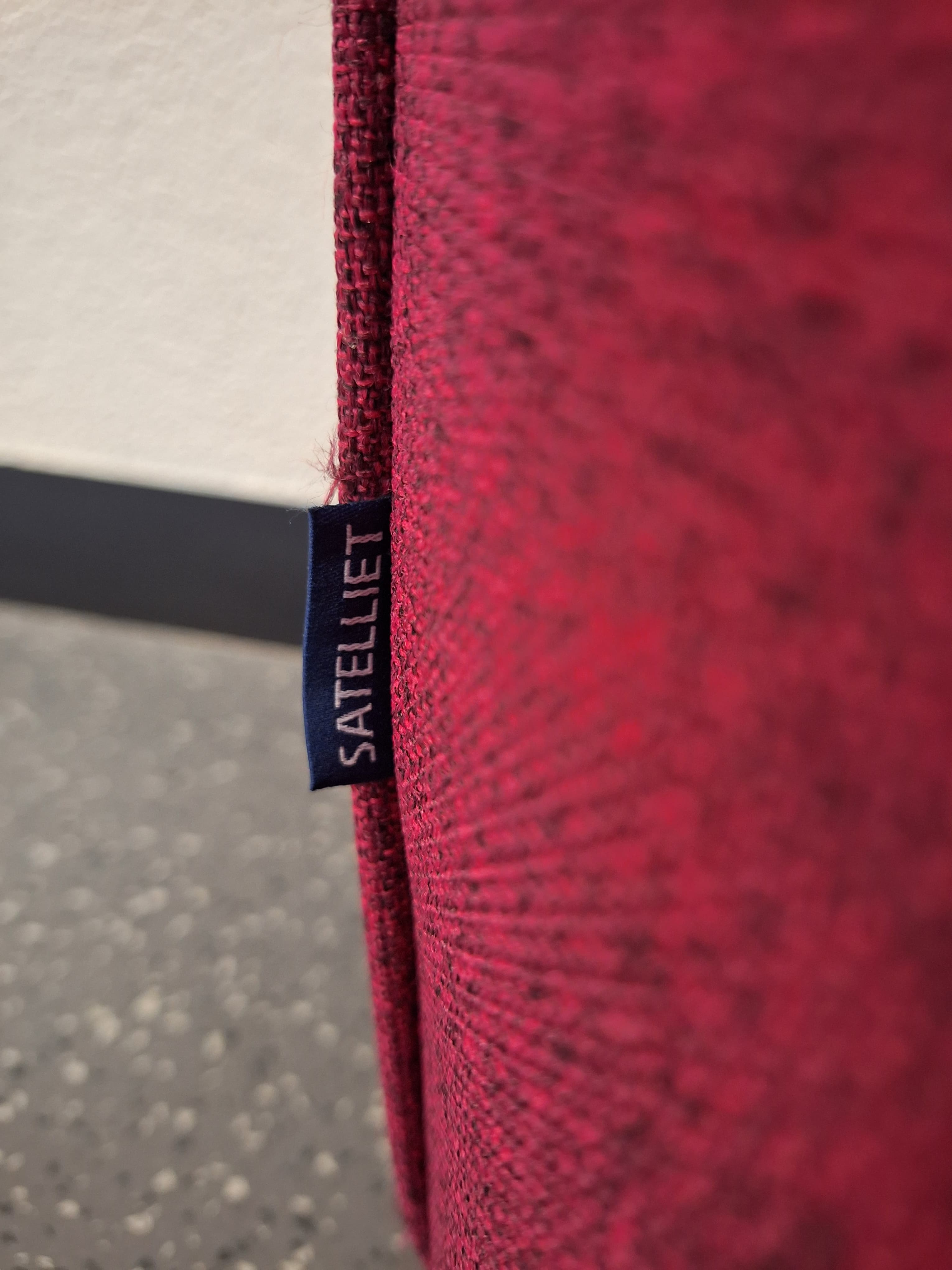 Satelliet cherry pink pouf with strap-1