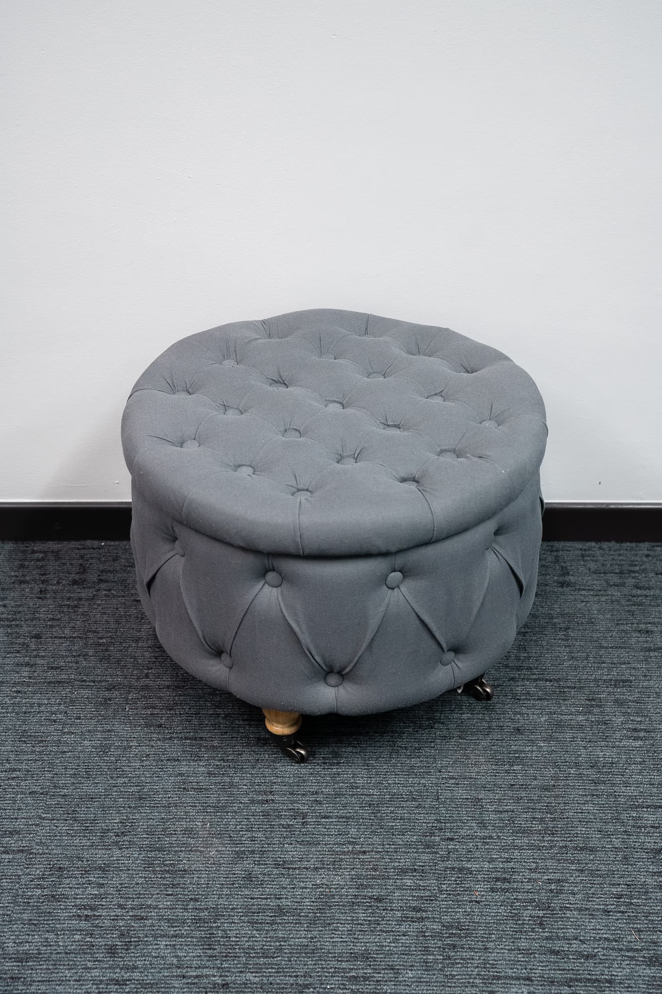 Charmant pouf en velours bleu-gris sur roulettes-1