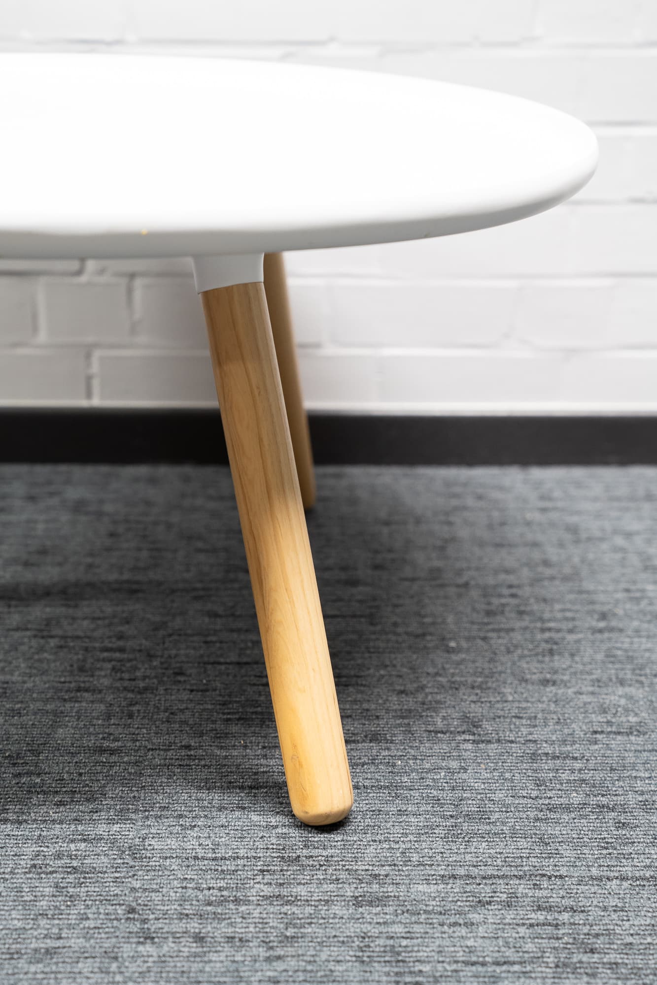 WORN: Norman Witte salontafel met houten poten met krassen op het blad-1