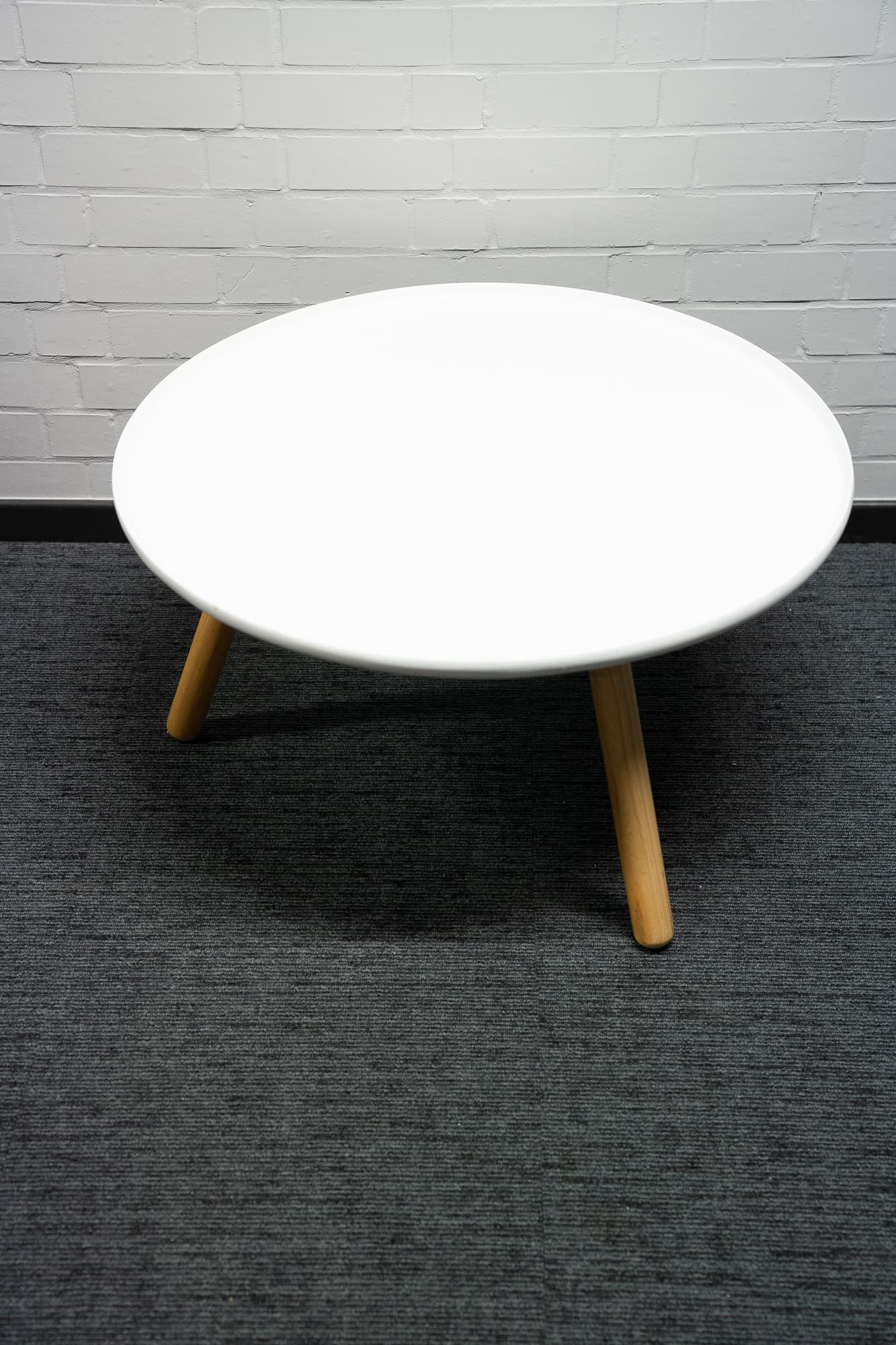 WORN: Norman Witte salontafel met houten poten met krassen op het blad-2
