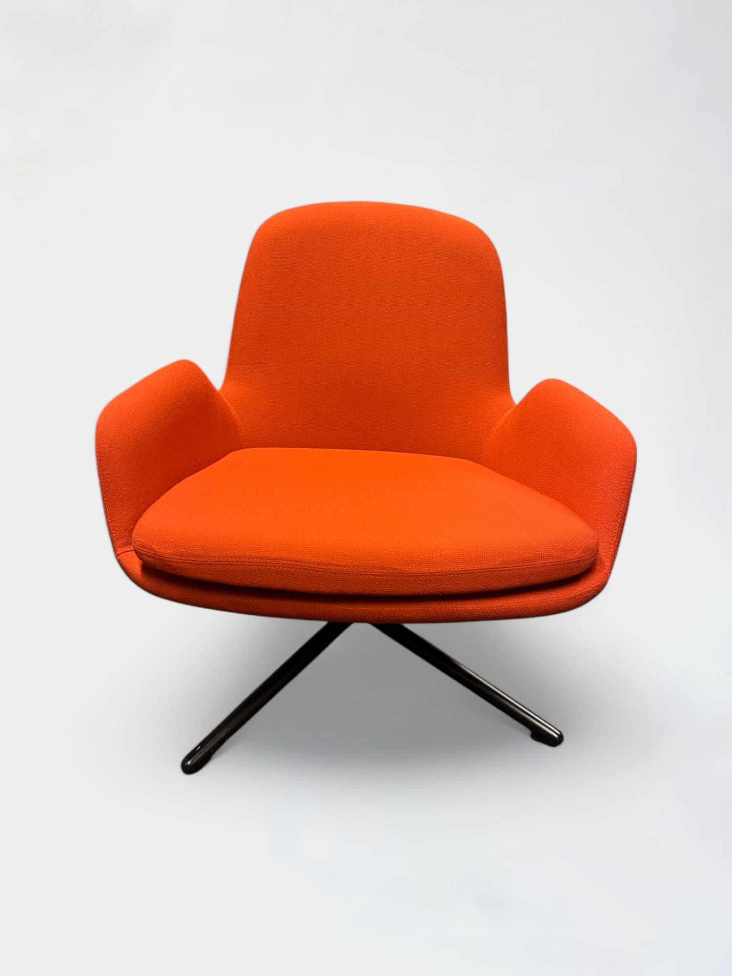 WORN : Chaise longue en tissu Normann brick avec base pivotante