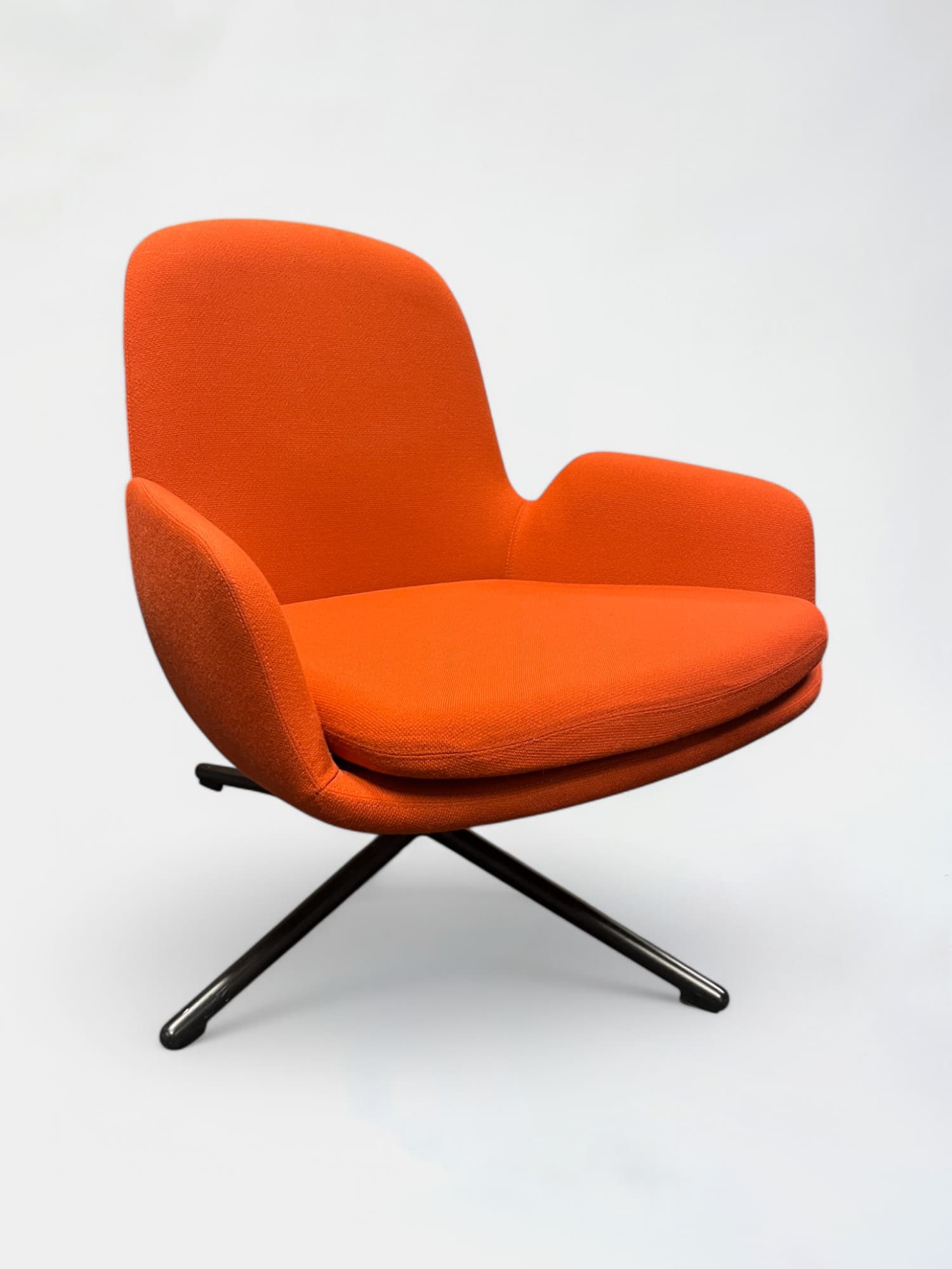 WORN : Chaise longue en tissu Normann brick avec base pivotante-1